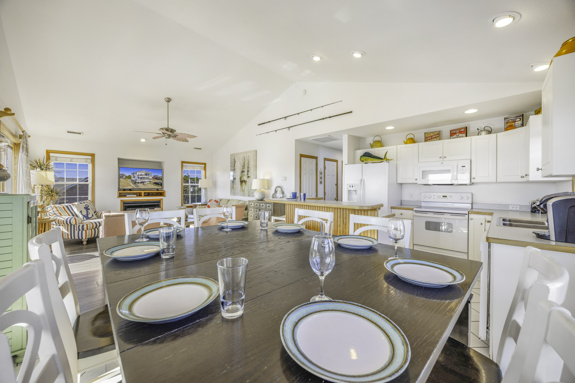 Surf Or Sound Realty 476 Changes In Attitude Dining Area 2