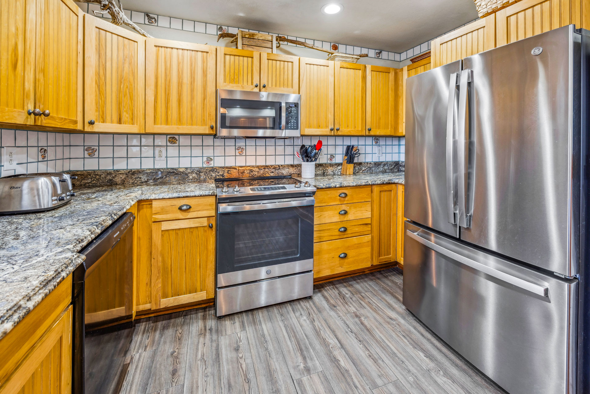Surf Or Sound Realty 594 Hatteras Escape Kitchen 4