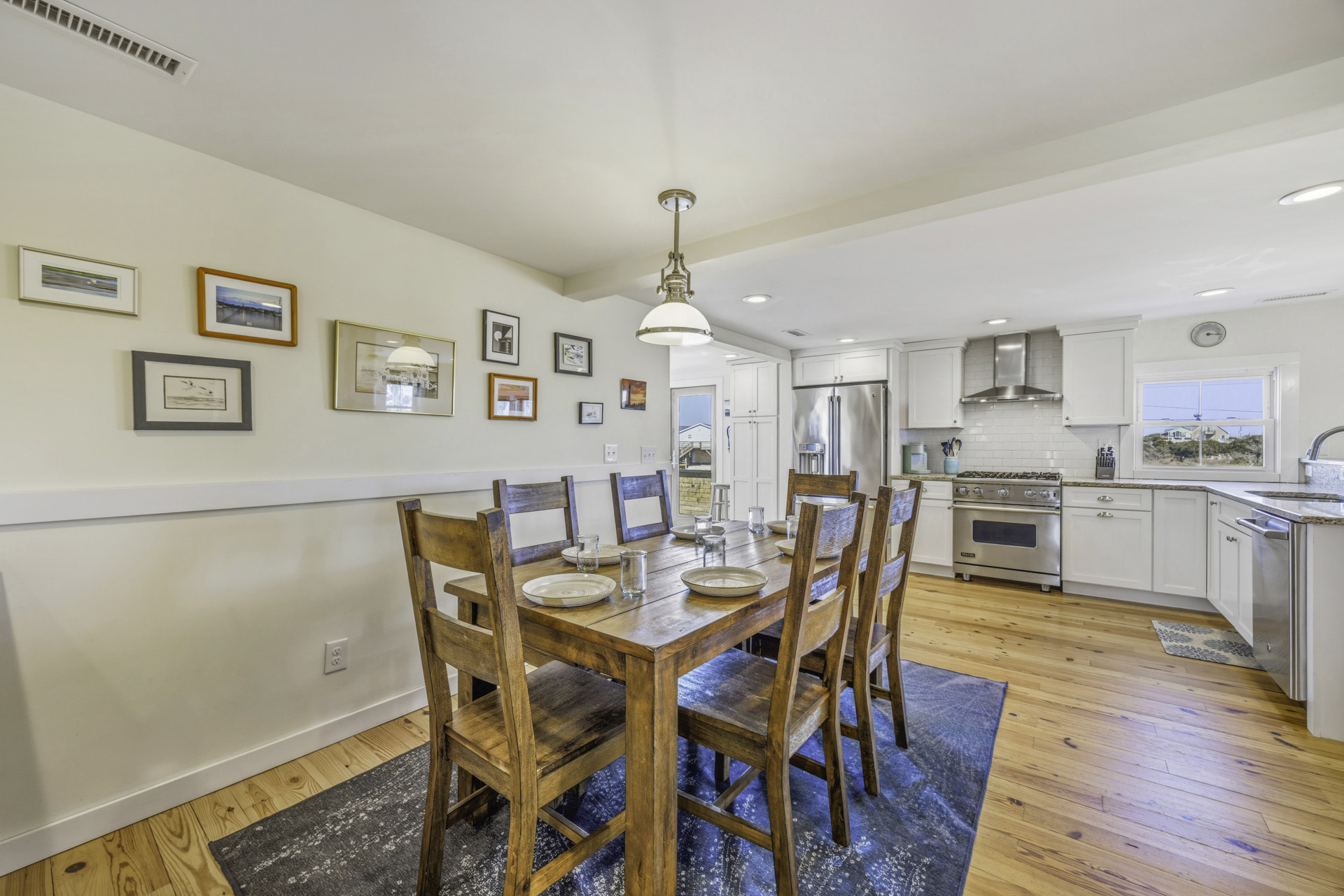 Surf Or Sound Realty 940 Bubba's Last Resort Dining Area 3