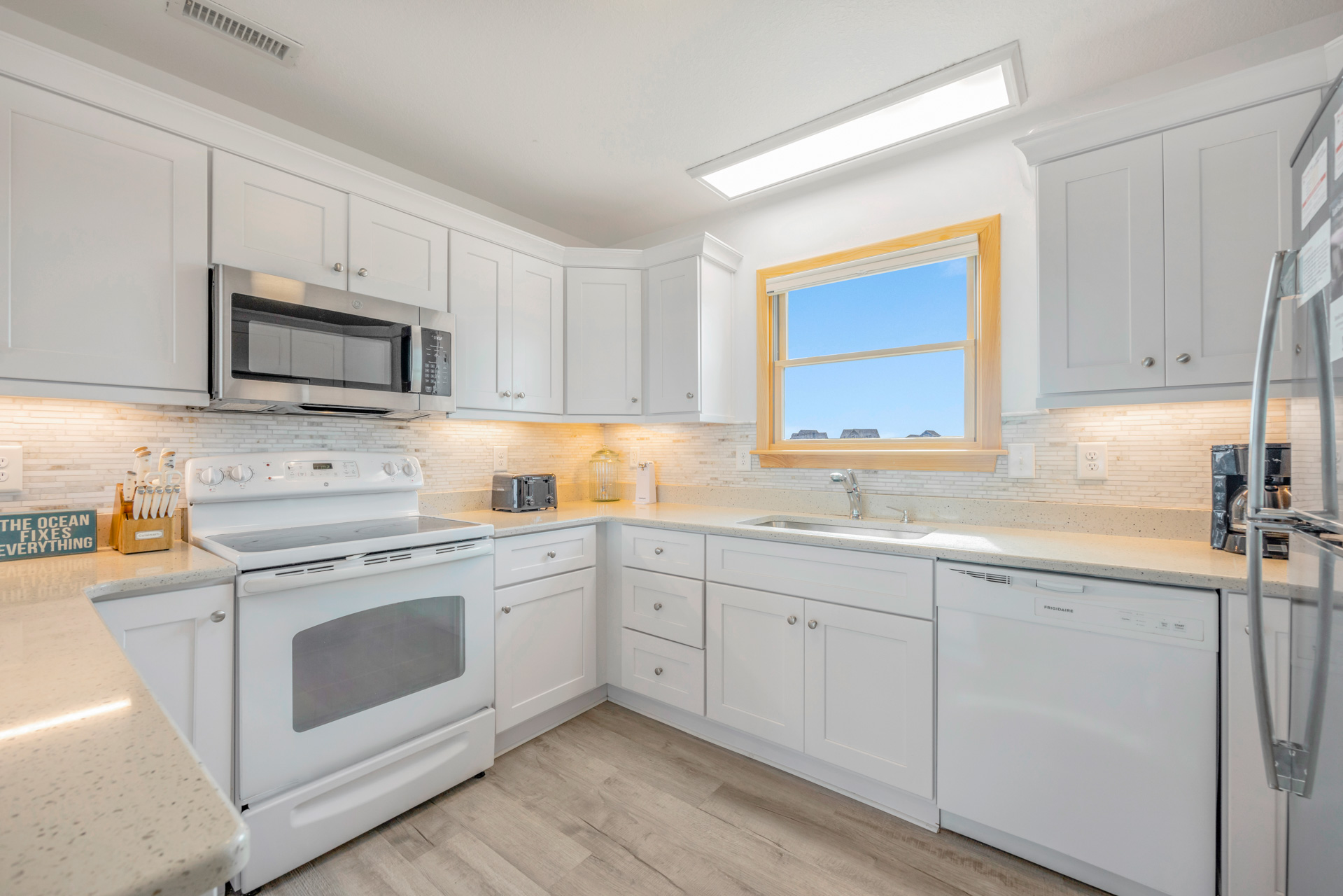 Surf Or Sound Realty 191 Windsurfer Kitchen 2