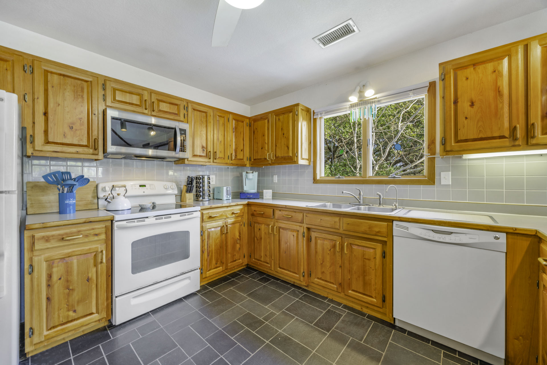 Surf Or Sound Realty 1242 Our Happy Place Kitchen 3