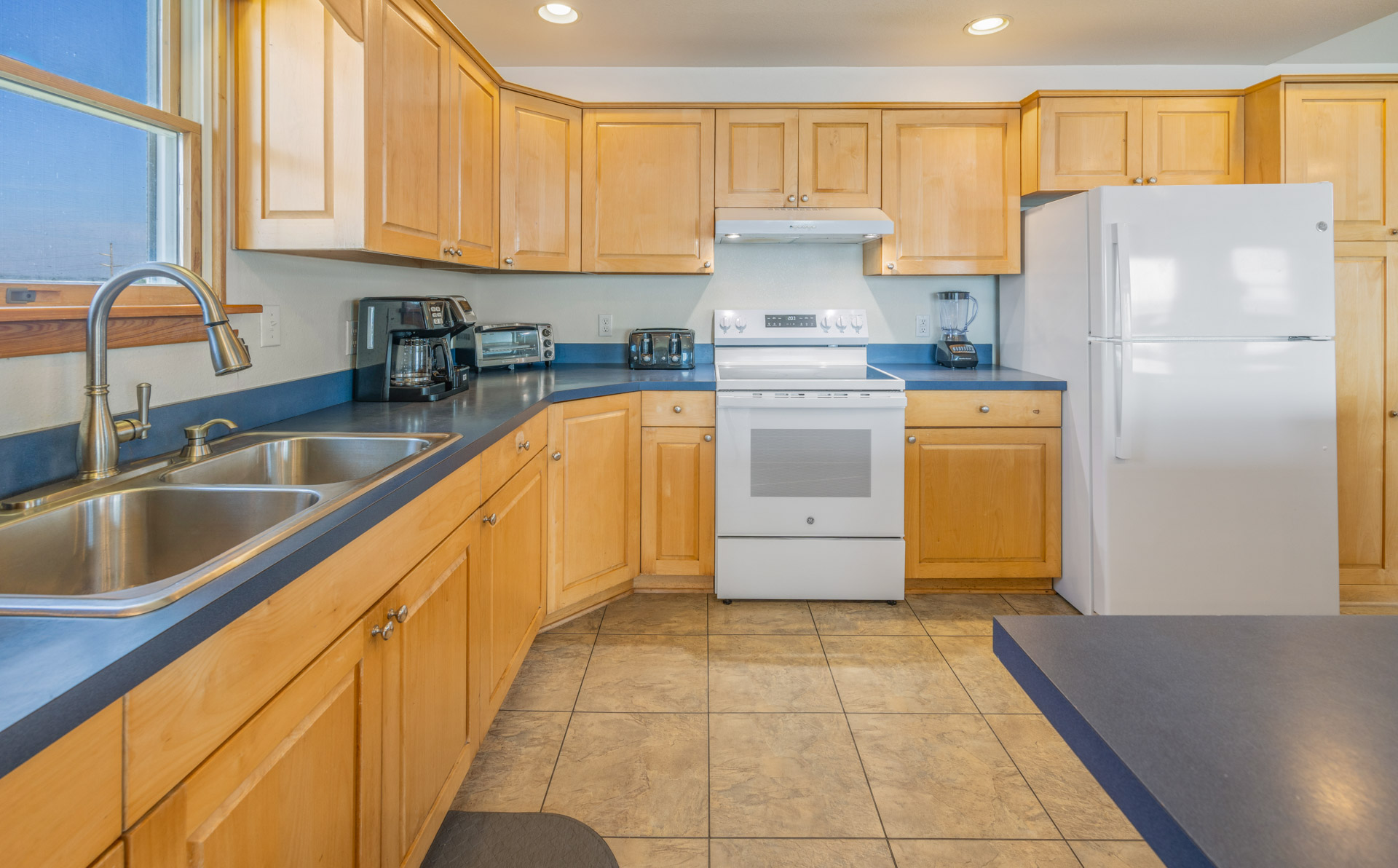 Surf Or Sound Realty 165 Aeolus Kitchen 3