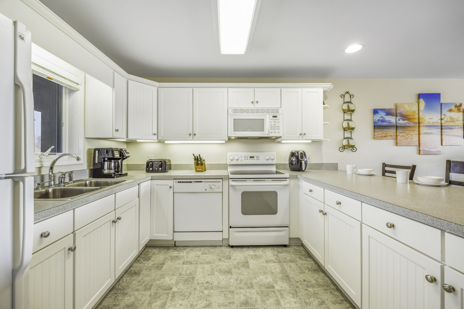 Surf Or Sound Realty 627 Isle Awhile Kitchen 2