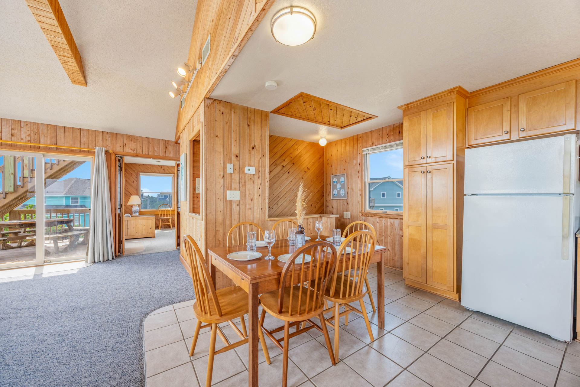 Surf Or Sound Realty 33 Sand Flea Dining Area 2