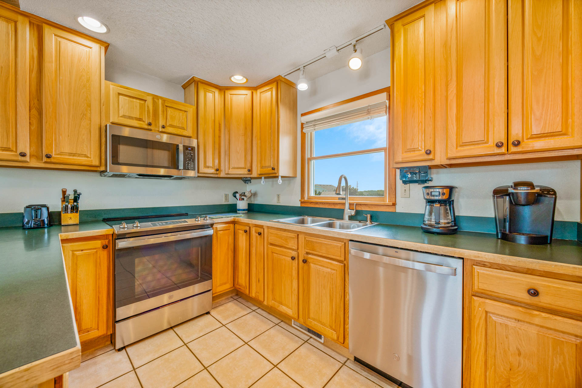 Surf Or Sound Realty 168 Sea N Blue Kitchen 2