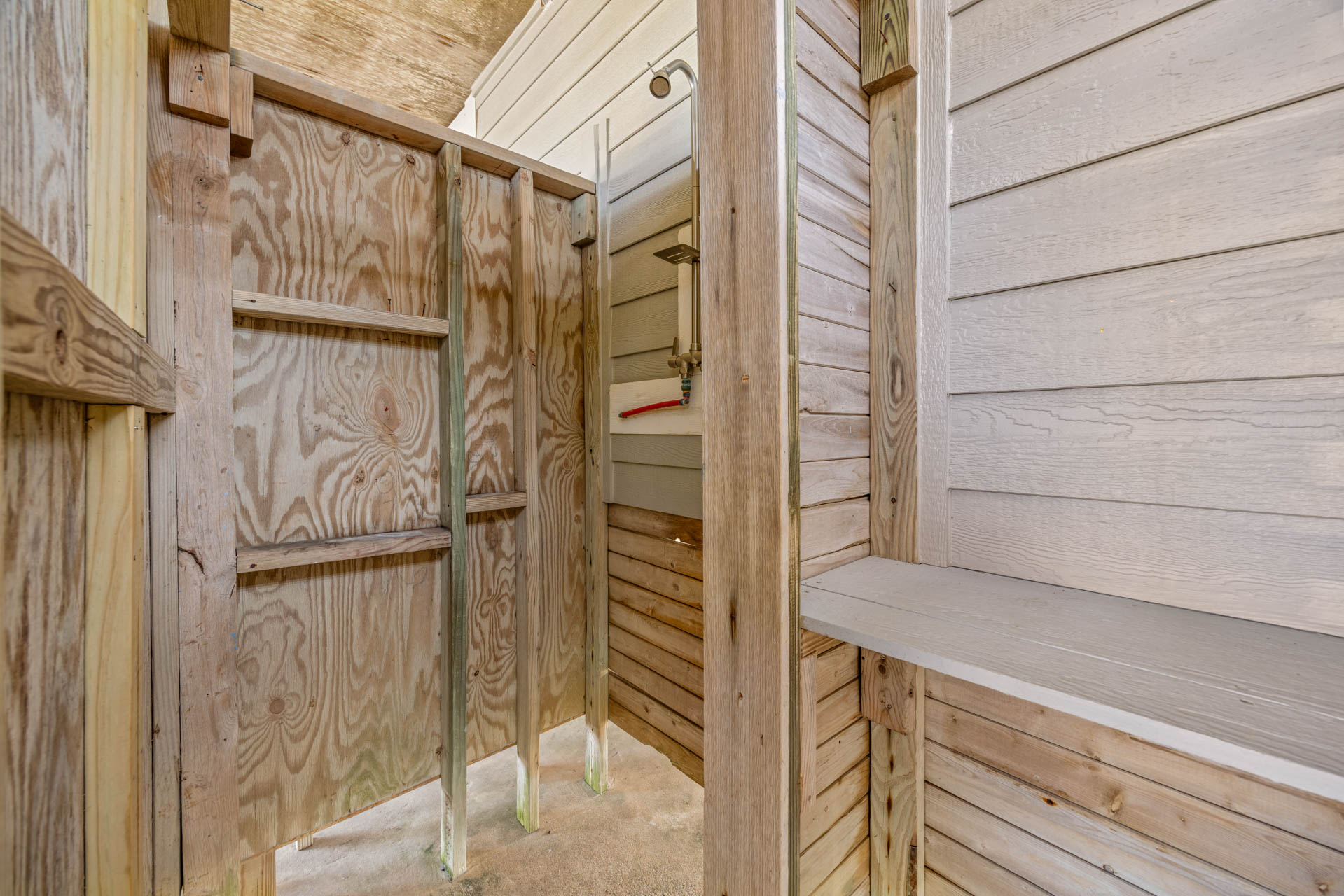 Surf Or Sound Realty 565 Whit's End Outdoor Shower