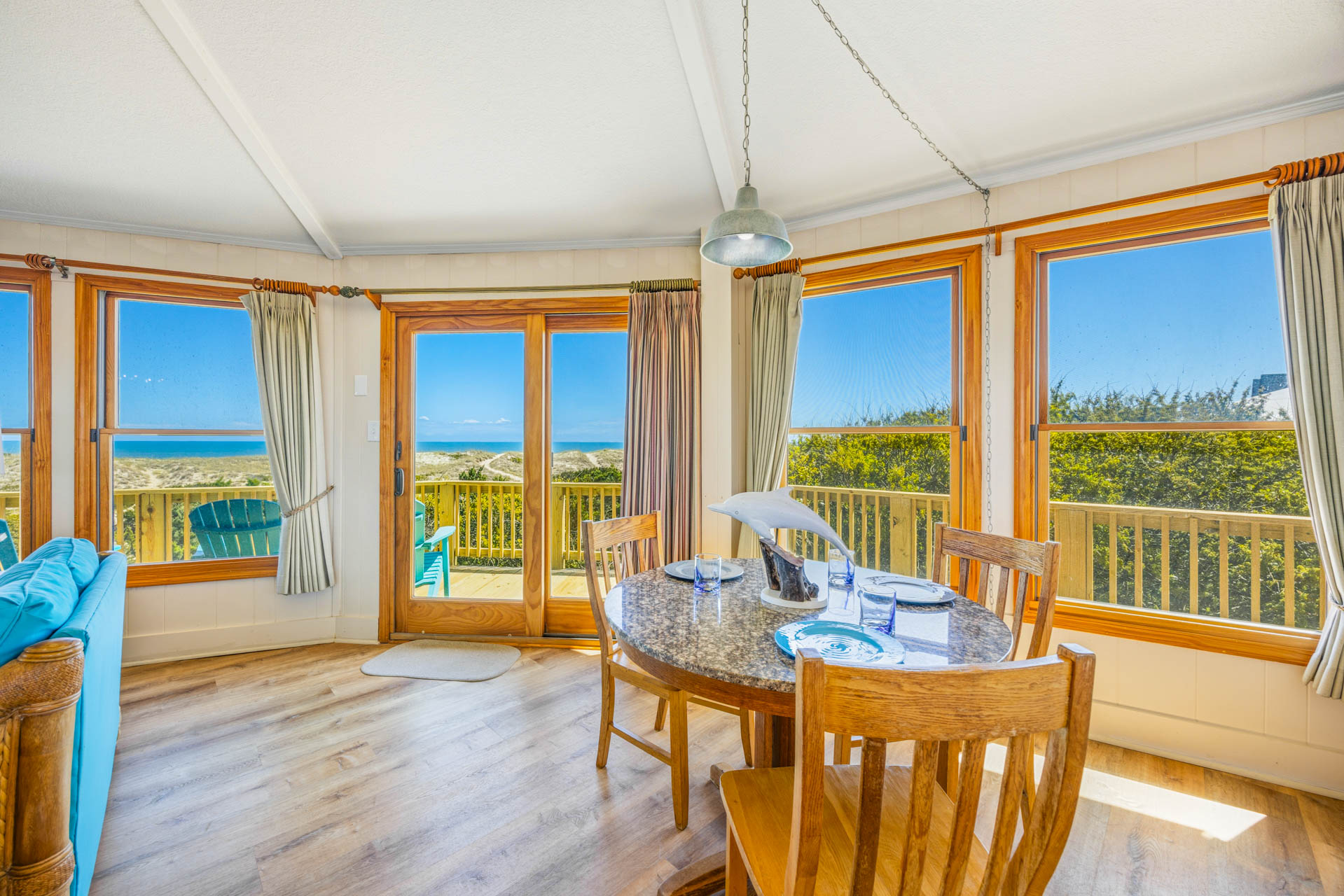 Surf Or Sound Realty 914 Cottage On The Dune Dining Area 4