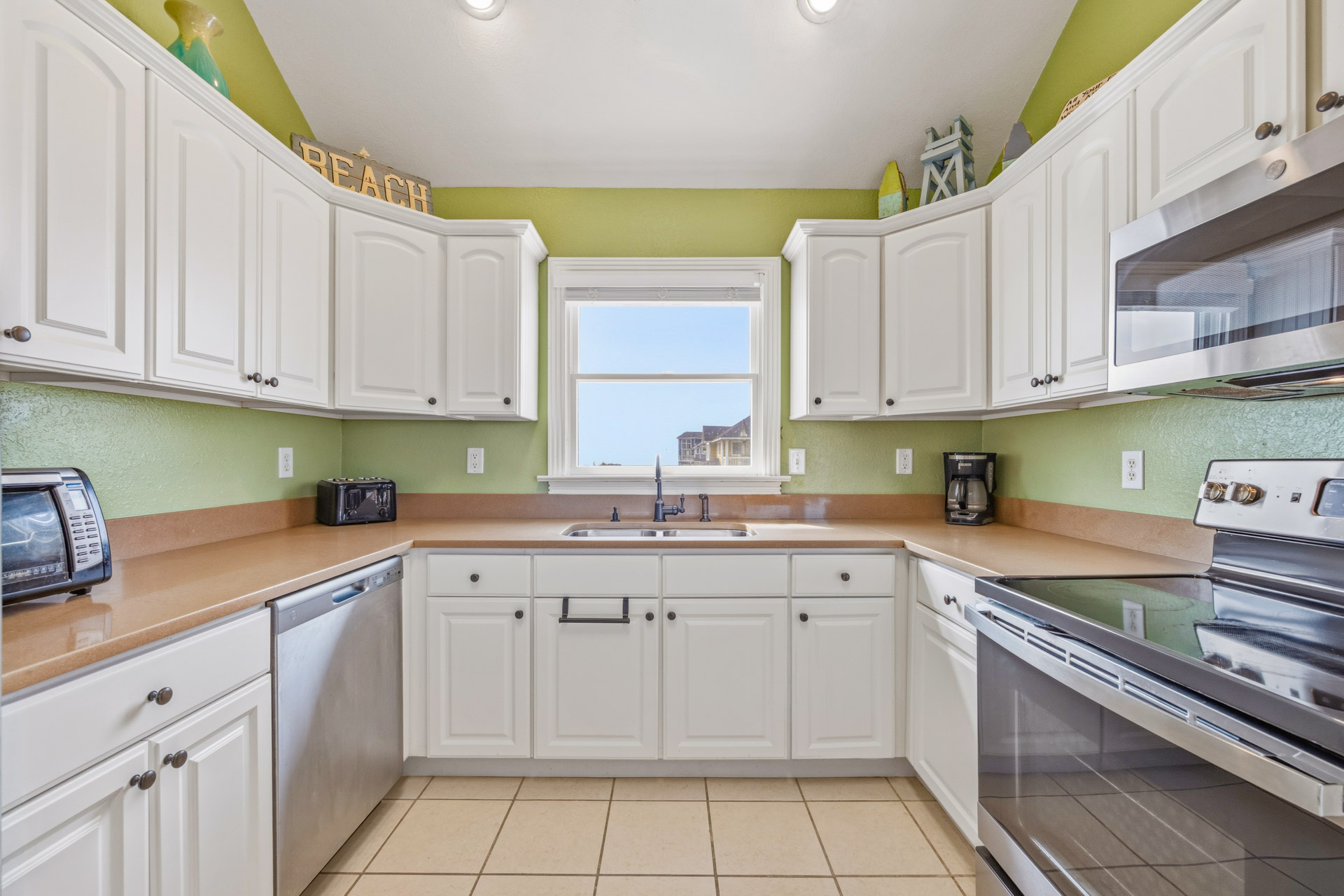 Surf Or Sound Realty 926 Dreamer's Landing Kitchen 3