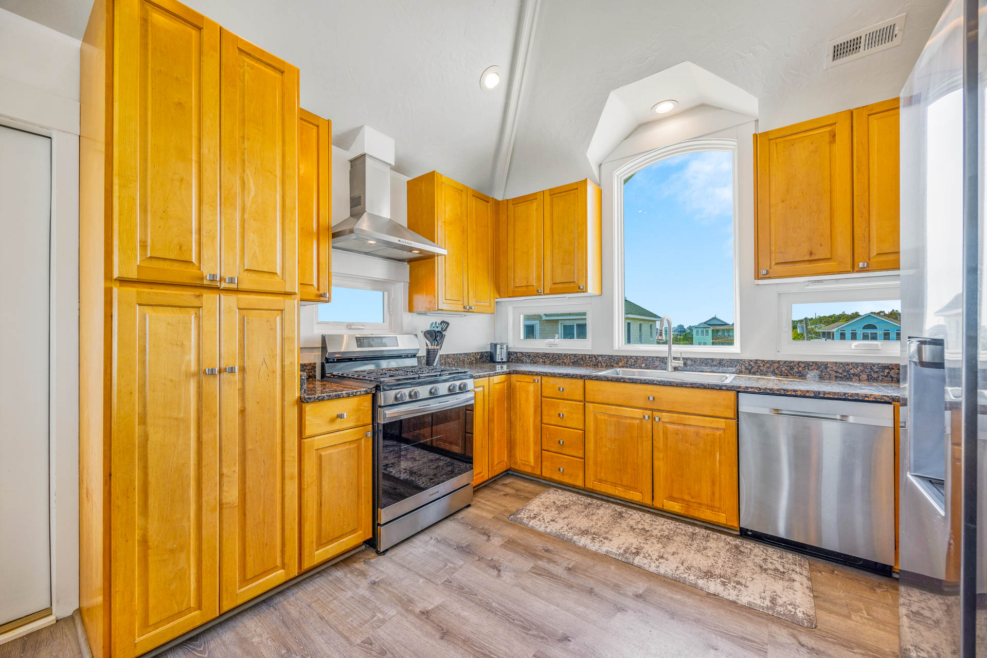 Surf Or Sound Realty 31 1St Wave Kitchen 4