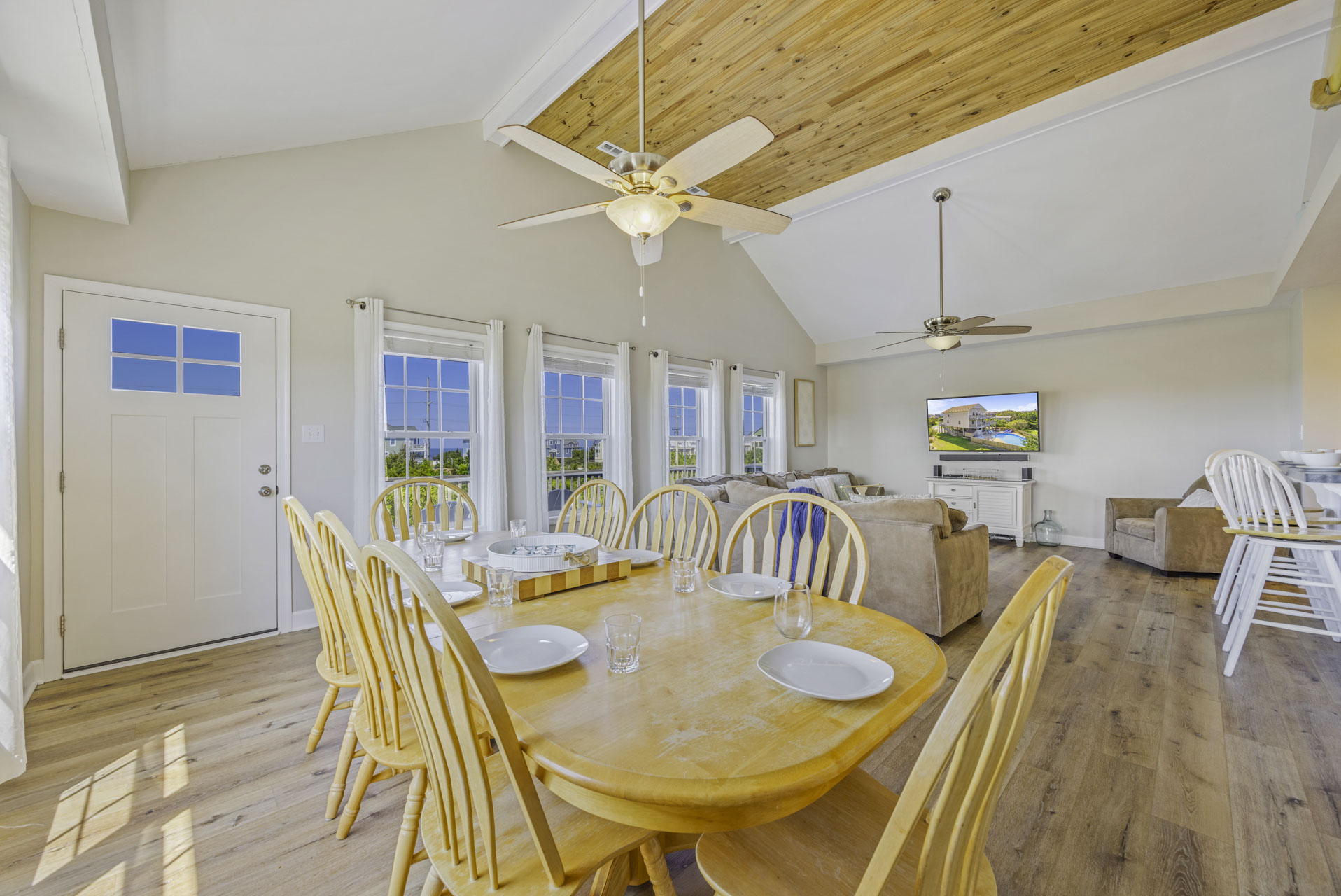 Surf Or Sound Realty 1236 Peace Of Paradise Dining Area 1
