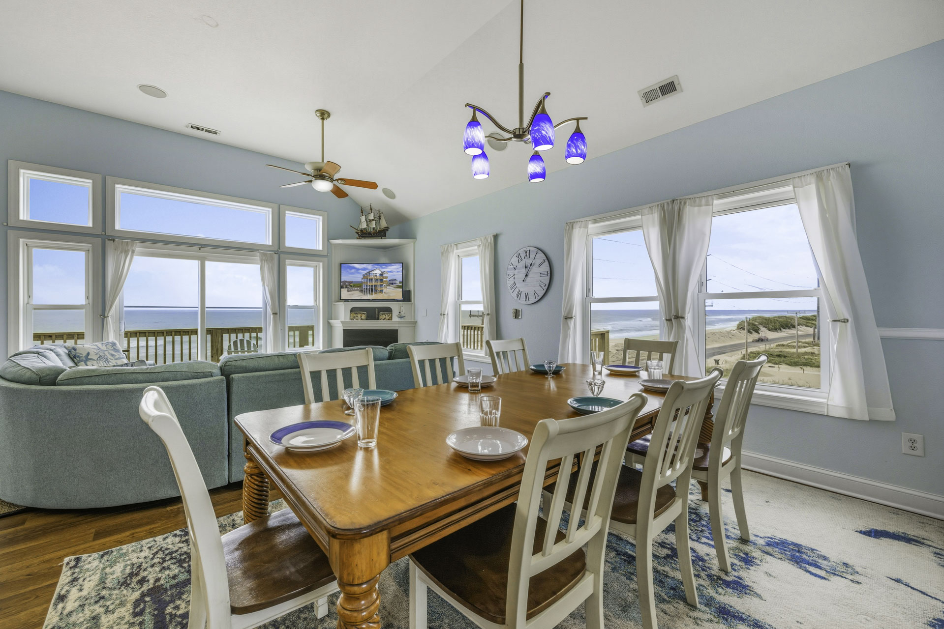 Surf Or Sound Realty 1070 Hatteras Comfort Dining Area 3