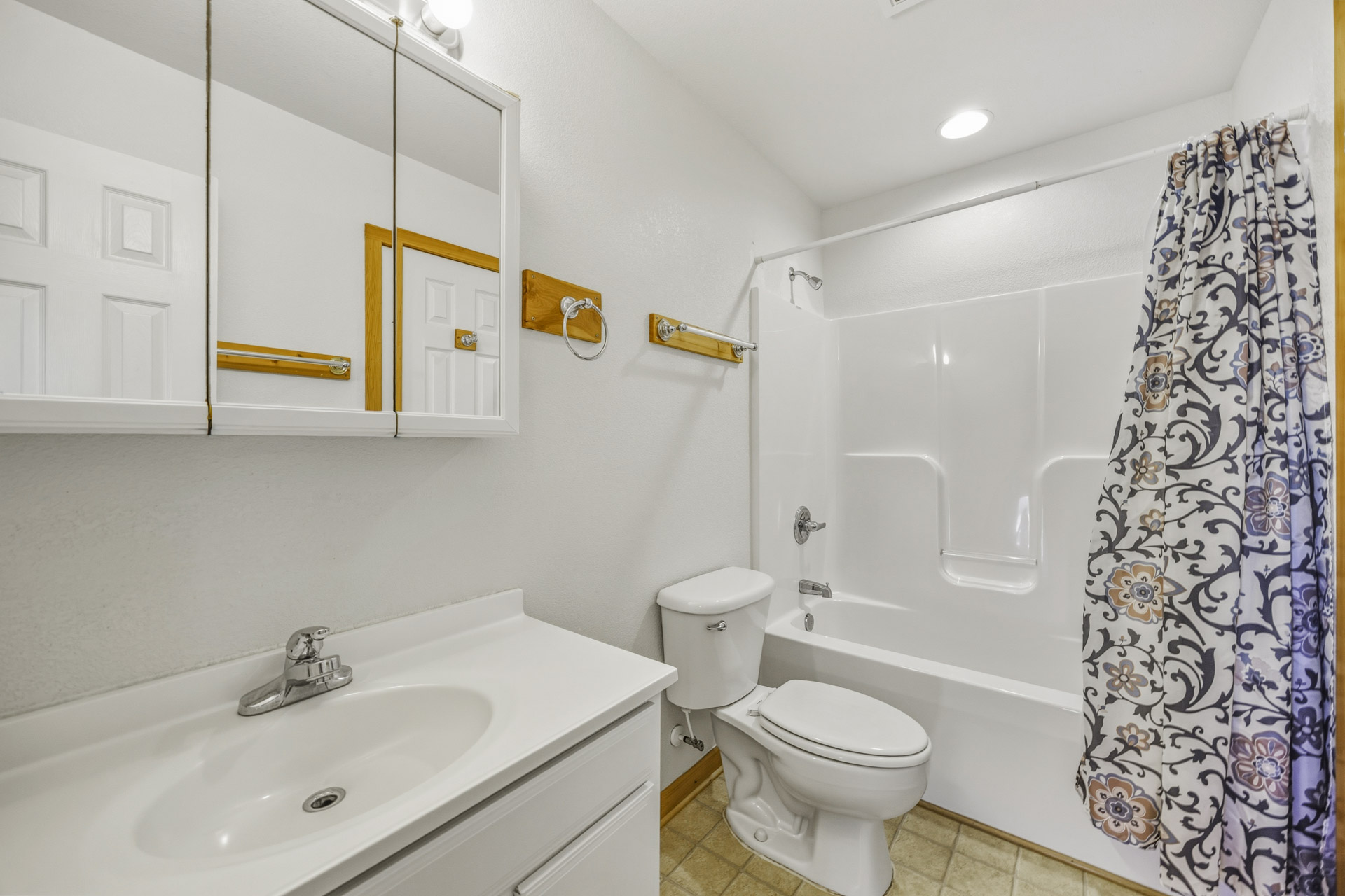 Surf Or Sound Realty 1047 LV 2 Kite Bedroom 2 3