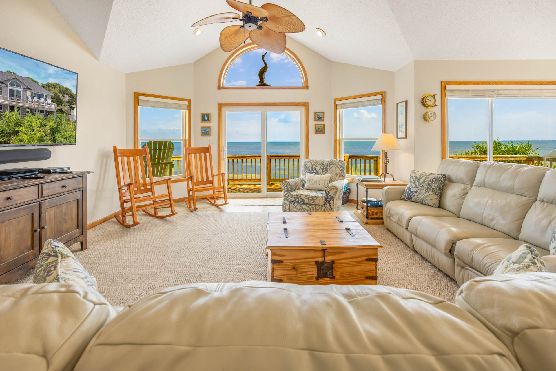 Surf Or Sound Realty 1227 The Treehouse Great Room 4