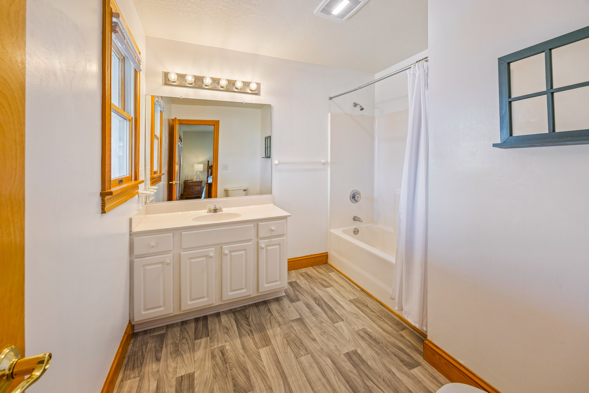 Surf Or Sound Realty 1129 Sea Queen Bedroom 2 3