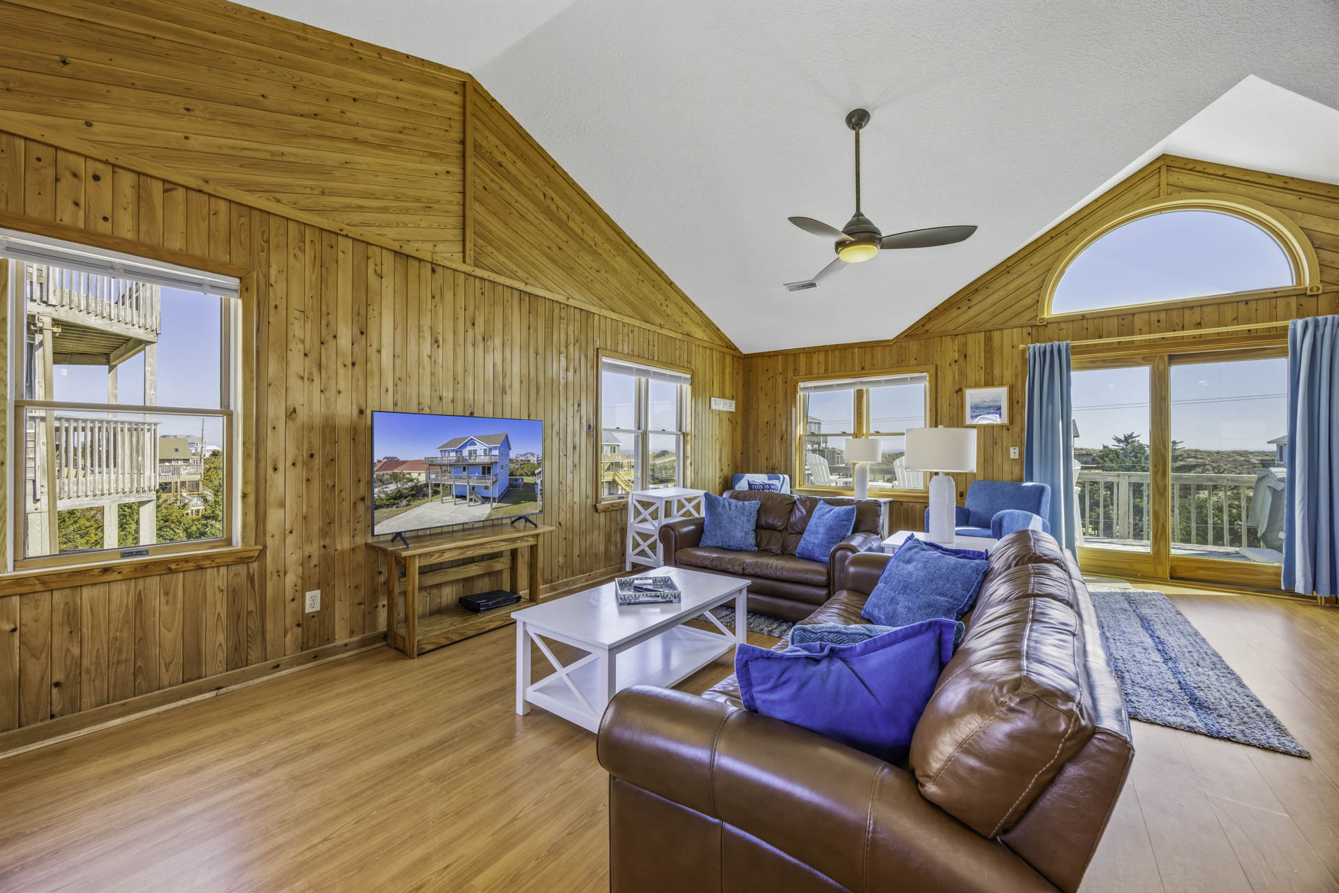 Surf Or Sound Realty 1245 Blue Wahoo Great Room 1