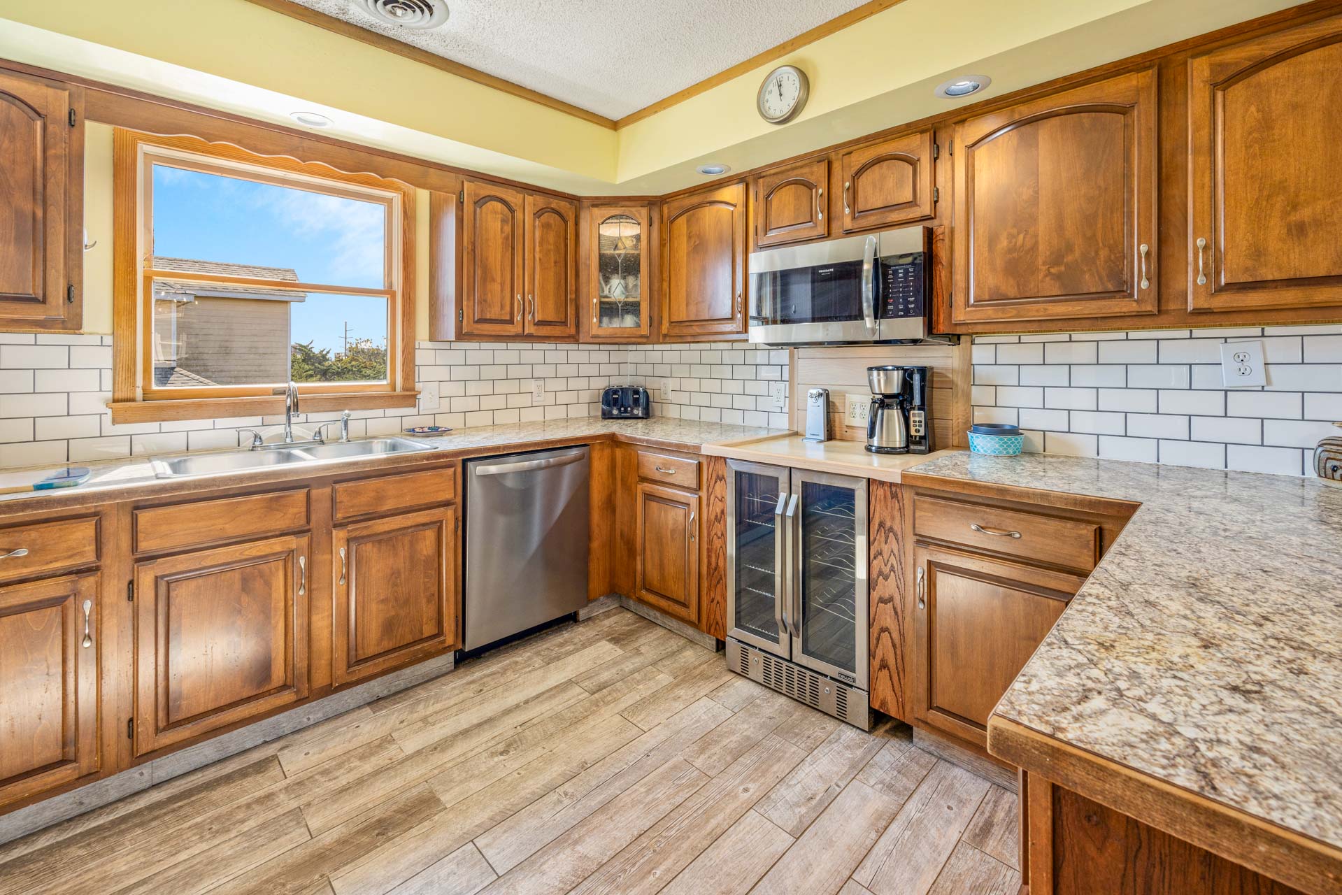 Surf Or Sound Realty 1094 Sea Lady Kitchen 2