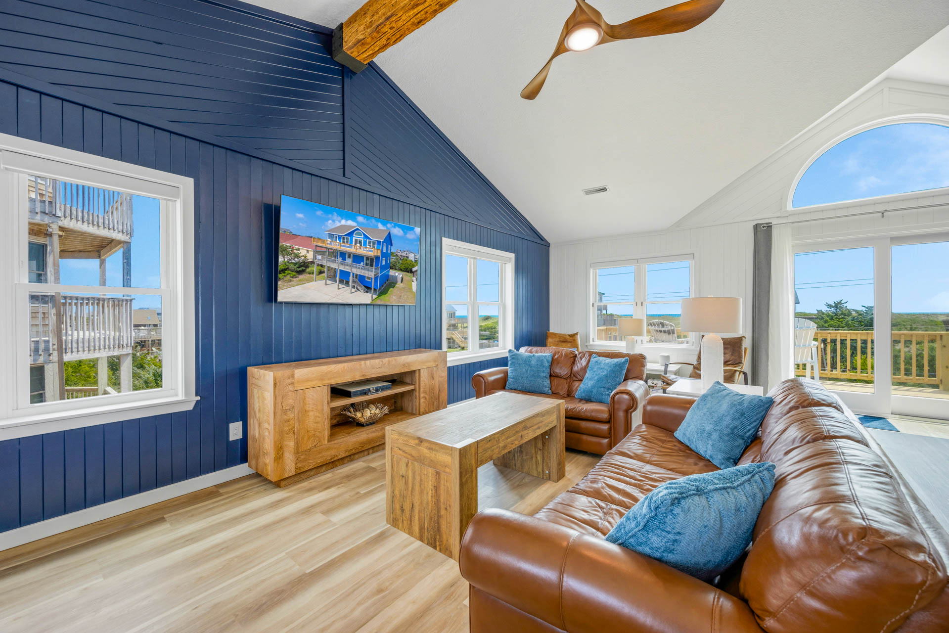 Surf Or Sound Realty 1245 Blue Wahoo Great Room 2