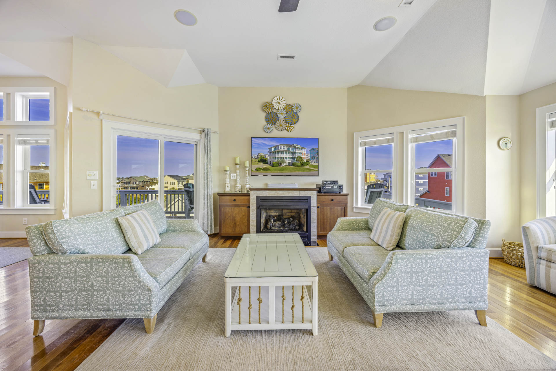 Surf Or Sound Realty 502 Tipsy Turtle Great Room 5