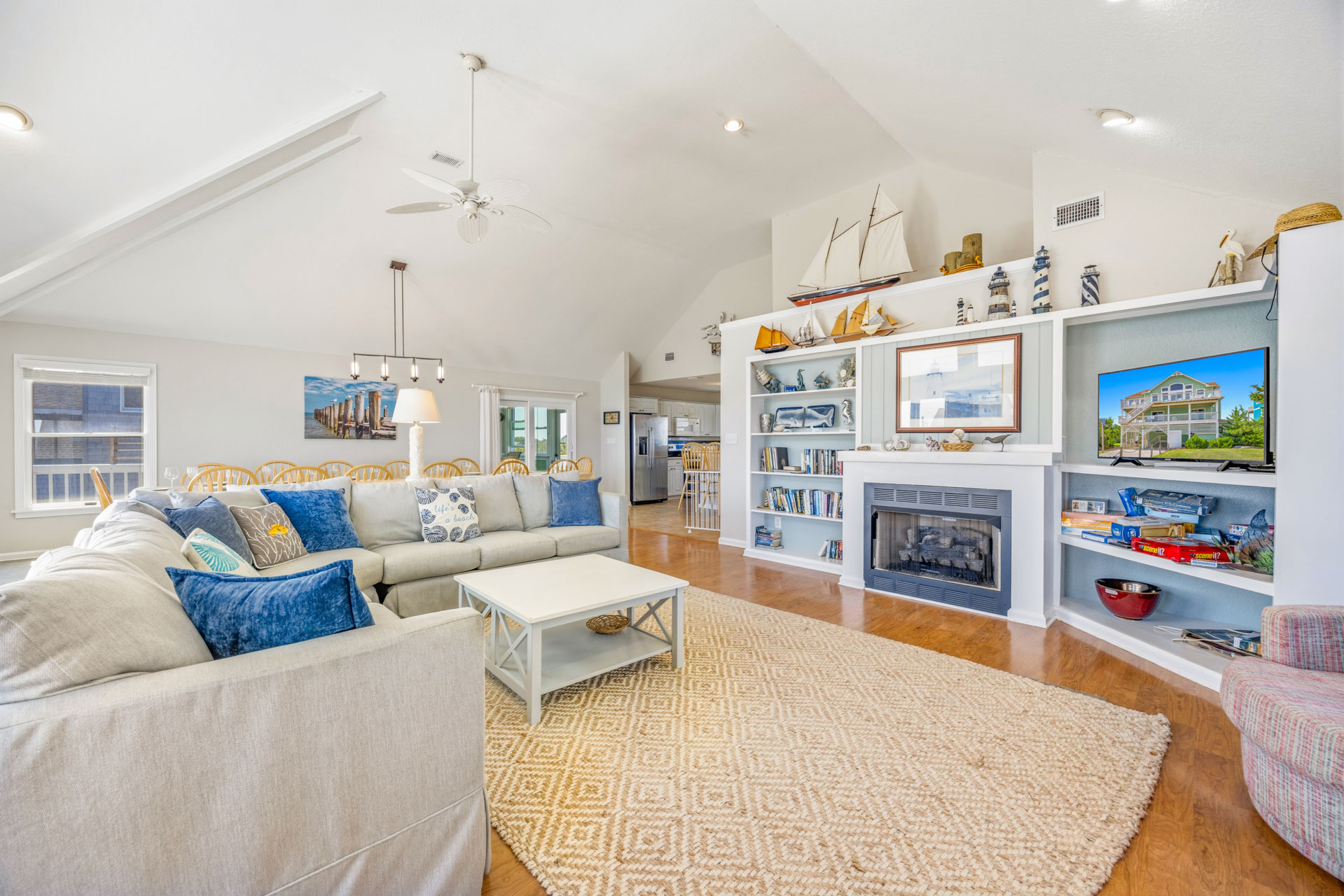 Surf Or Sound Realty 868 Forever Sunshine Great Room 3