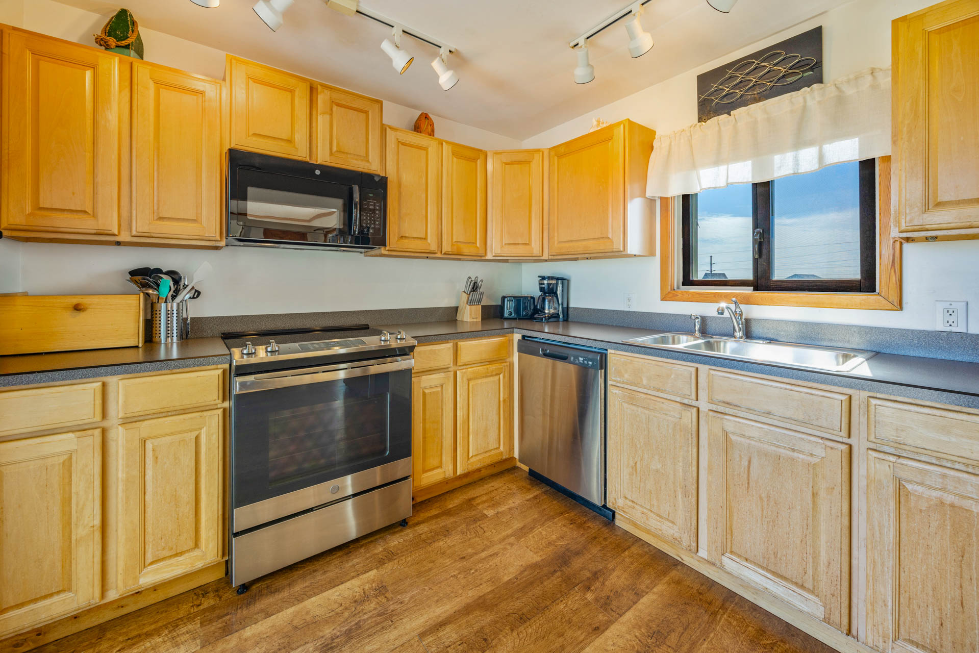 Surf Or Sound Realty 9 Reflections Kitchen 2