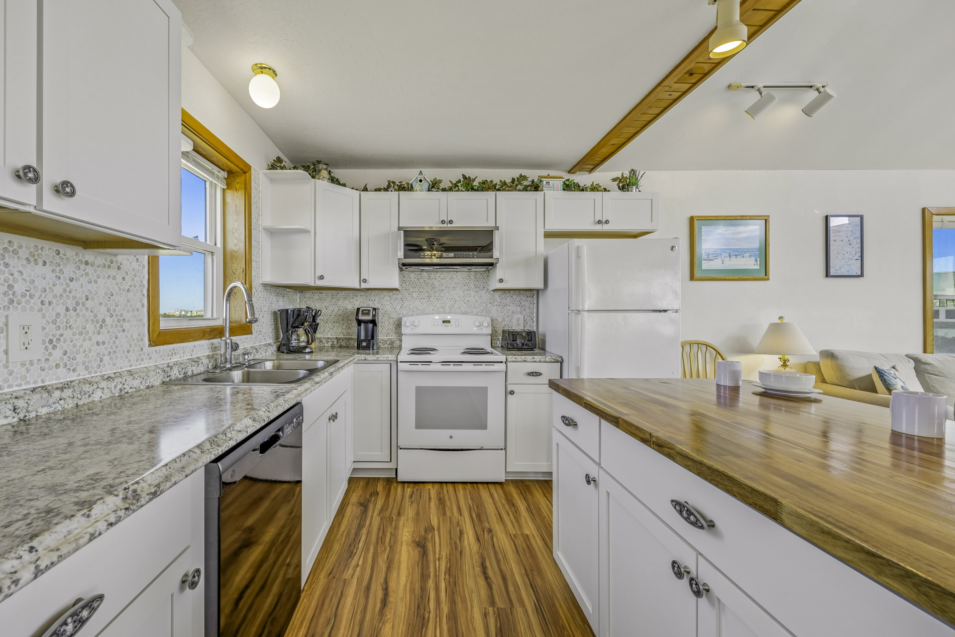 Surf Or Sound Realty 1100 Makin Waves Kitchen 4