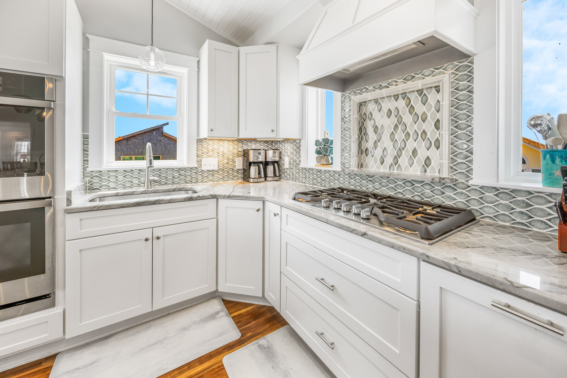 Surf Or Sound Realty 990 Dawn Treader Kitchen 2