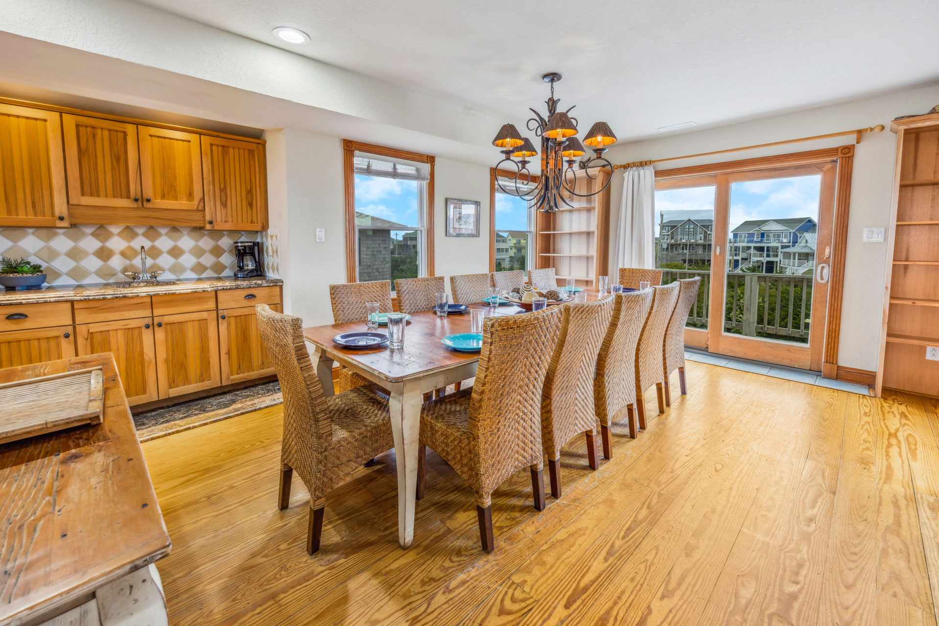 Surf Or Sound Realty 594 Hatteras Escape Dining Area 1