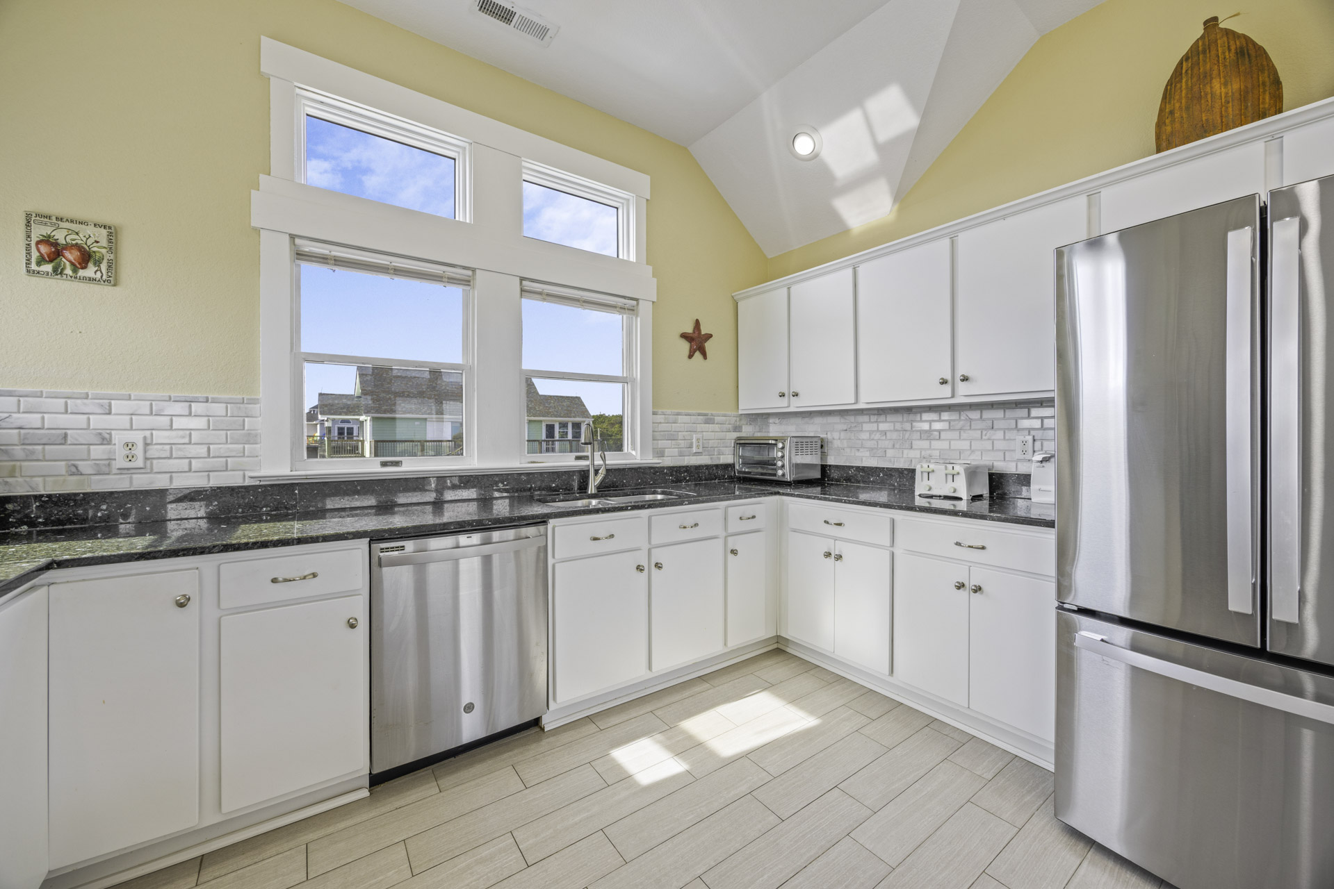 Surf Or Sound Realty 264 Splish Splash Kitchen 3