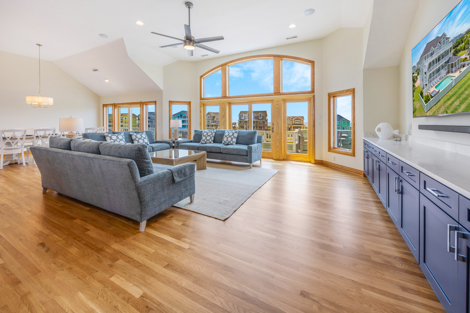 Surf Or Sound Realty 1067 Carolina Bliss Great Room 1