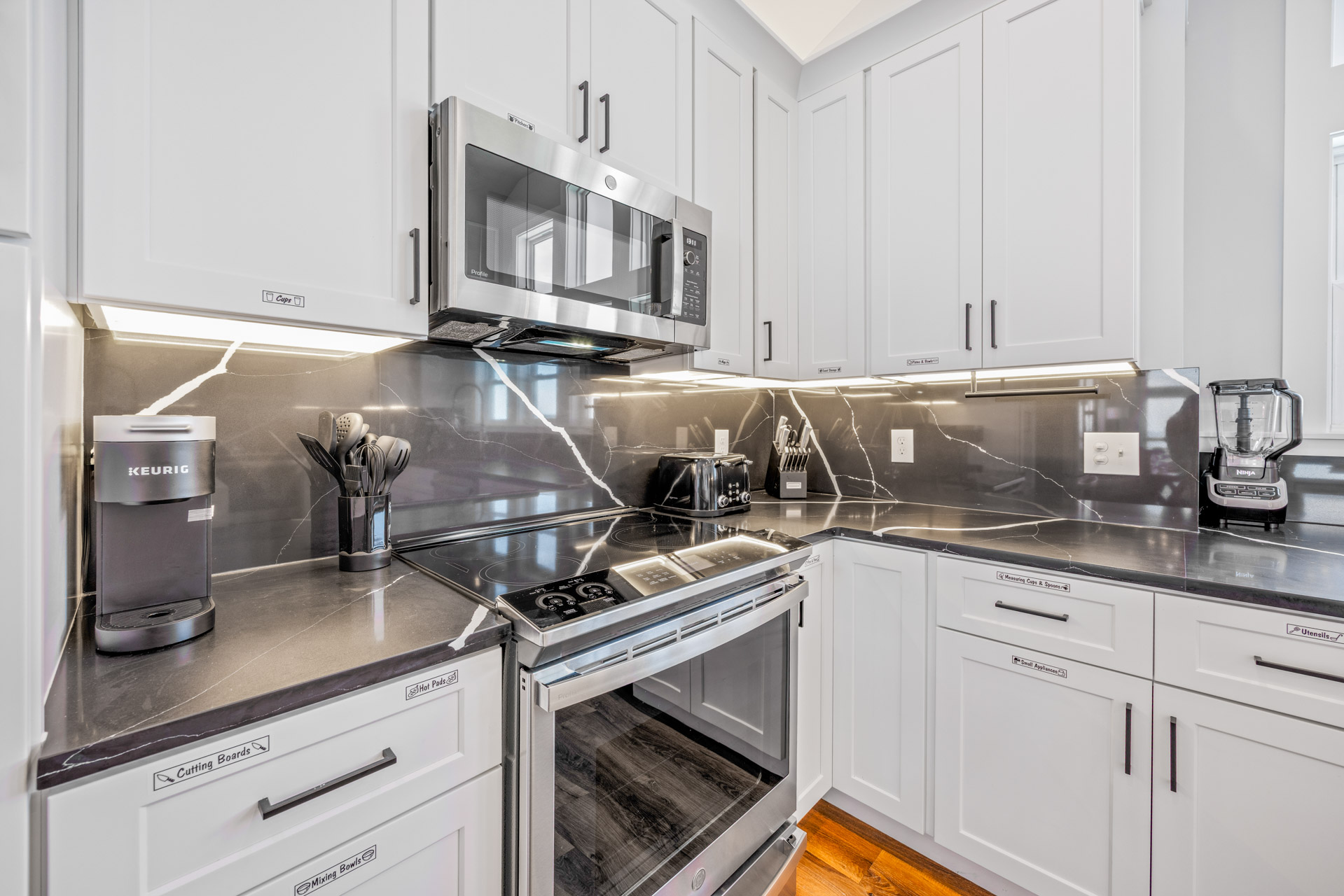 Surf Or Sound Realty 1204 Ocean's 12 Kitchen 3
