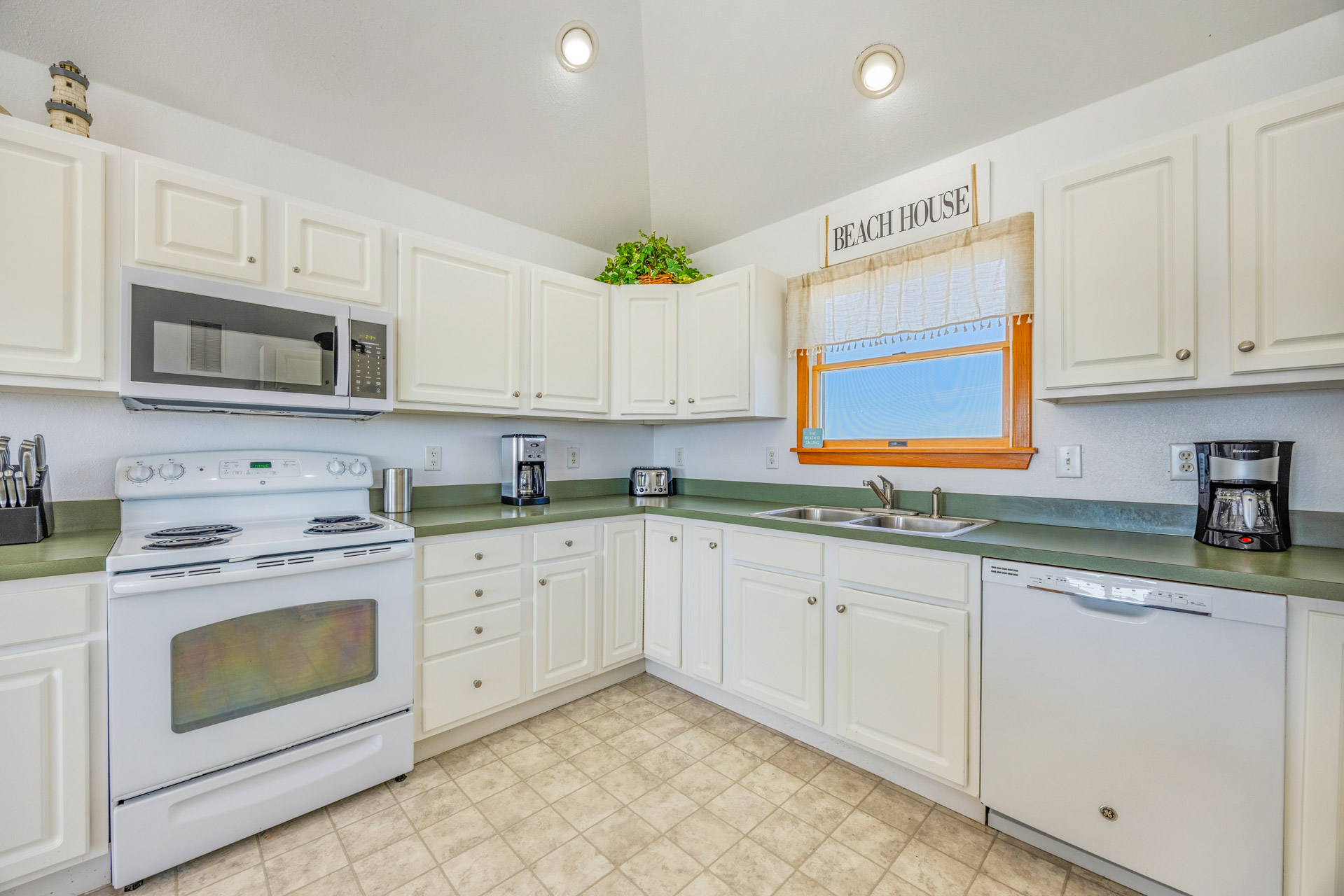 Surf Or Sound Realty 1095 Soggy Dollar Kitchen 4