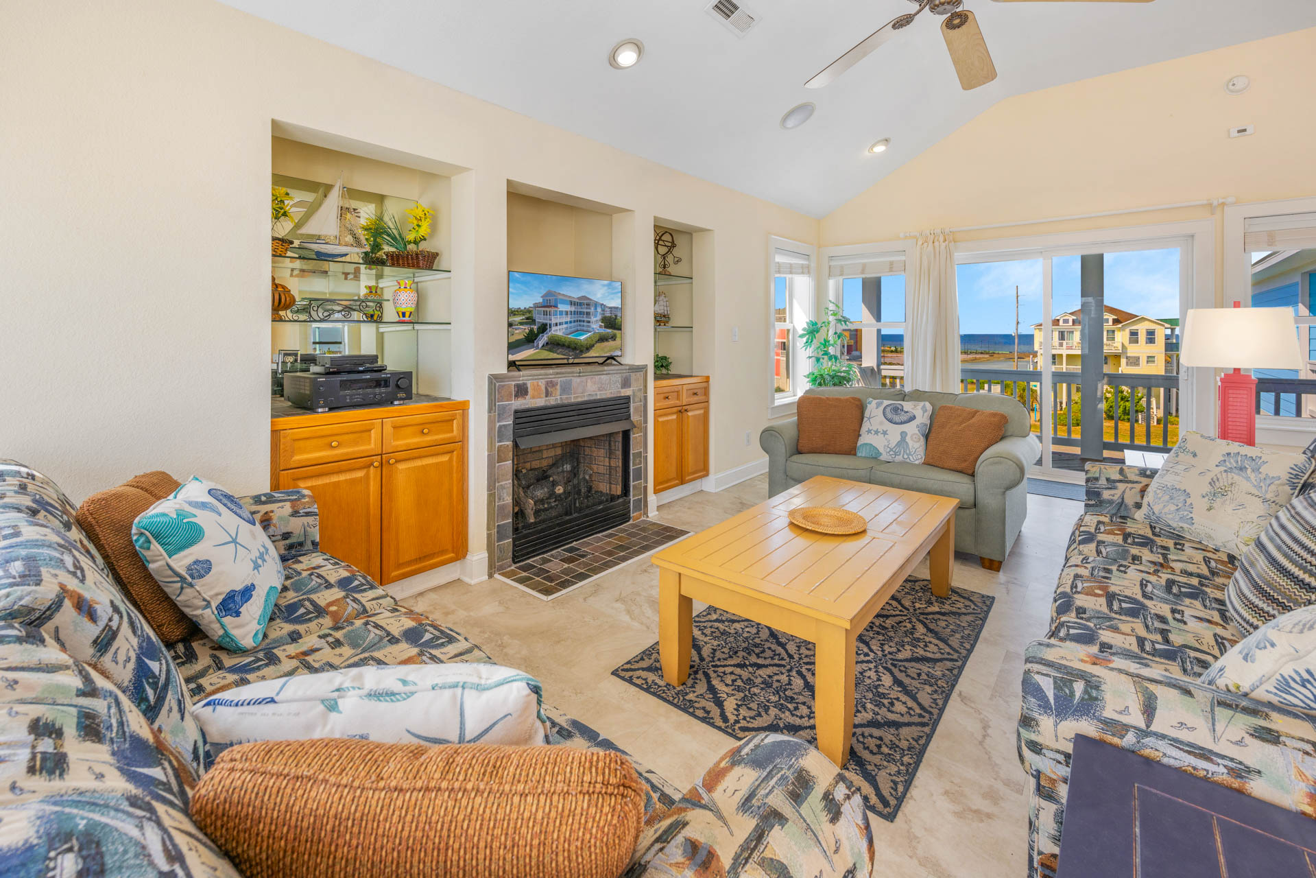 Surf Or Sound Realty 595 Tropical Paradise Great Room 4