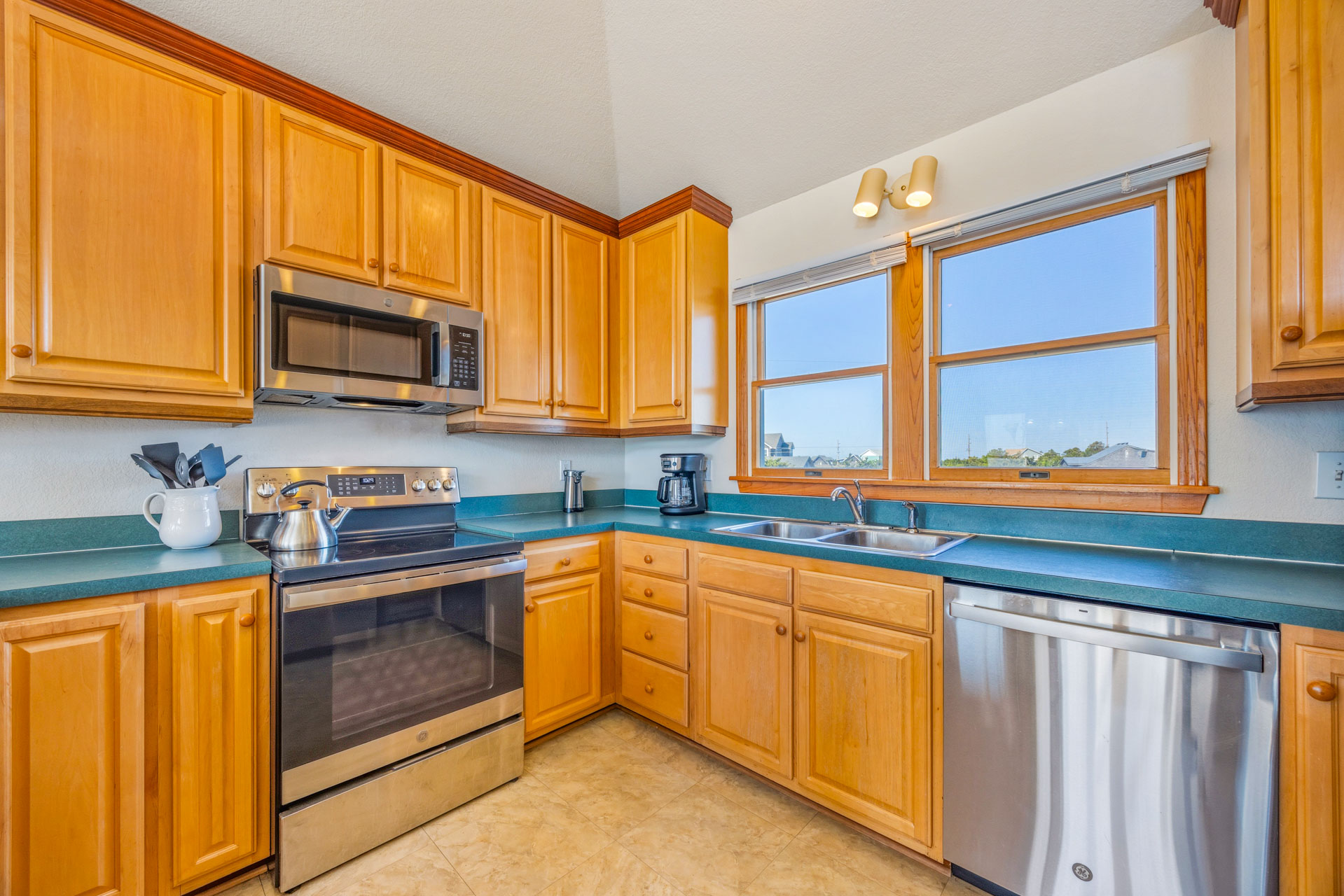 Surf Or Sound Realty 767 Beachcomber Kitchen 3
