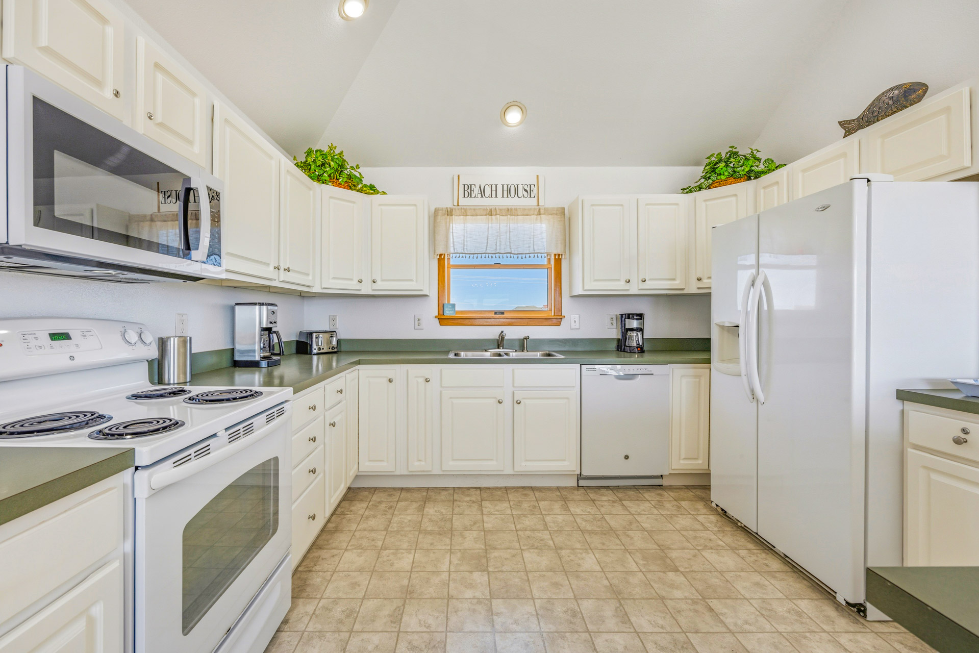 Surf Or Sound Realty 1095 Soggy Dollar Kitchen 3