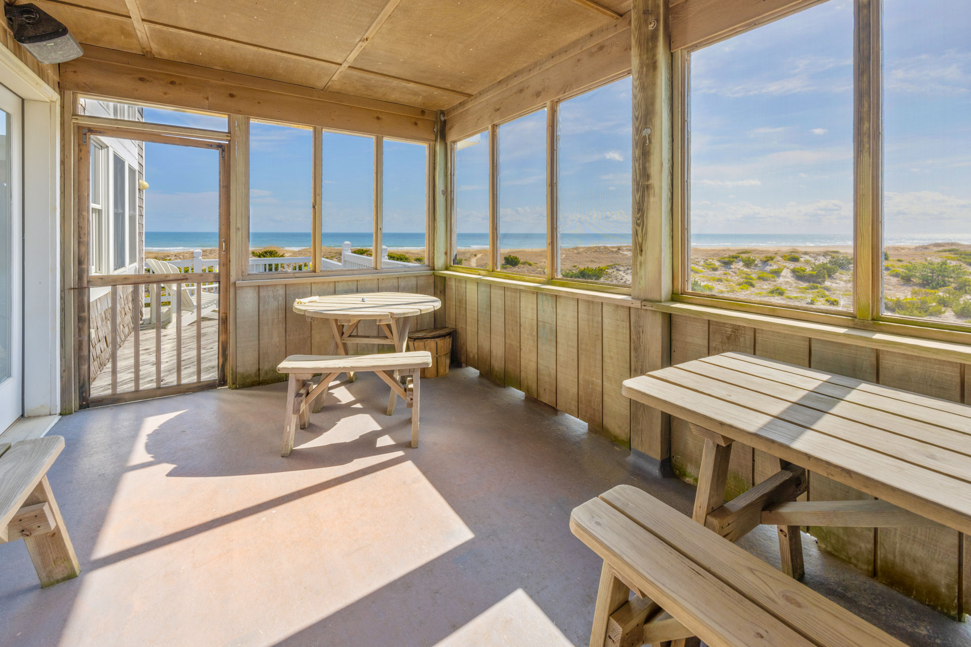 Surf Or Sound Realty 377 Hatteras Moon Screened Porch 2
