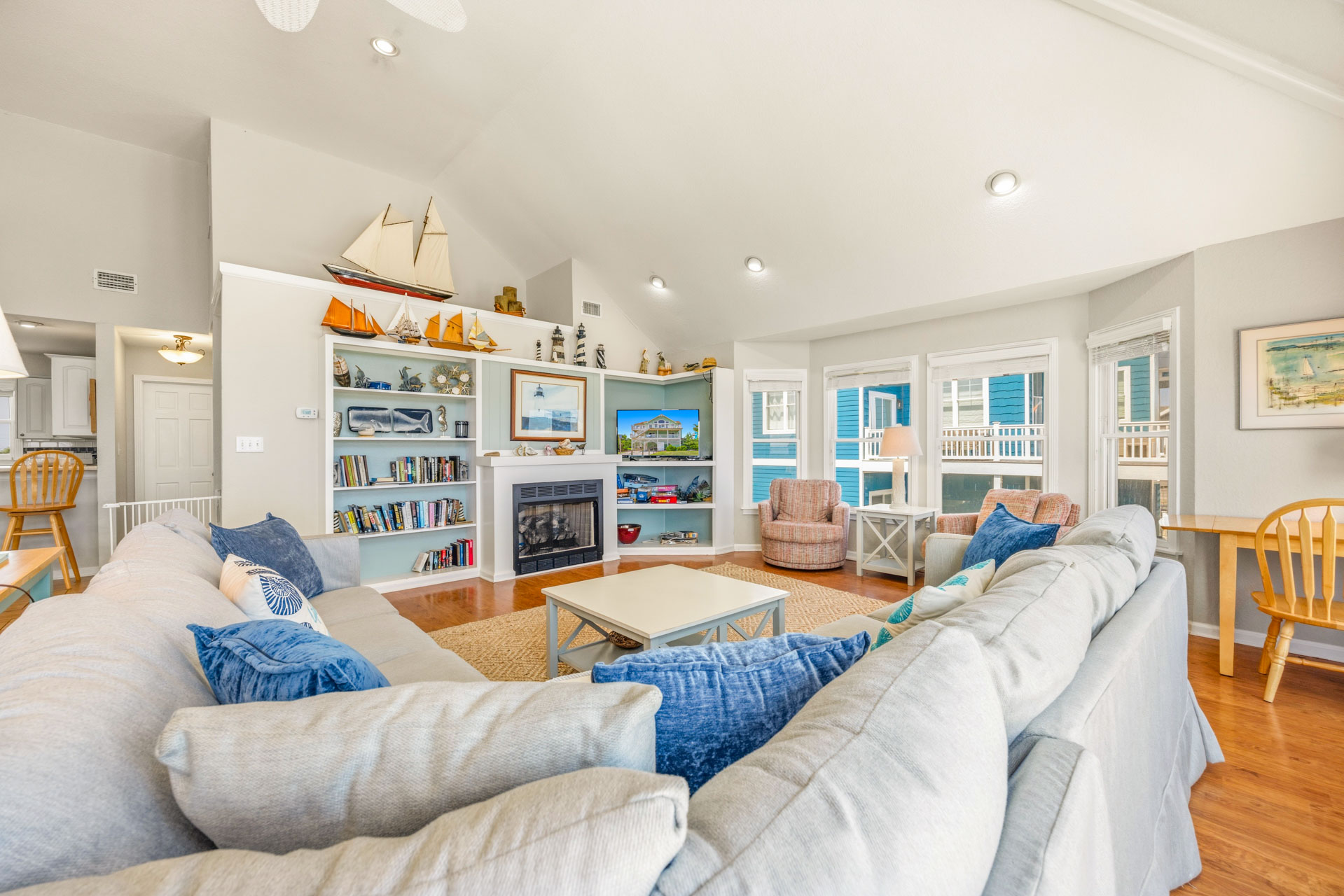 Surf Or Sound Realty 868 Forever Sunshine Great Room 4