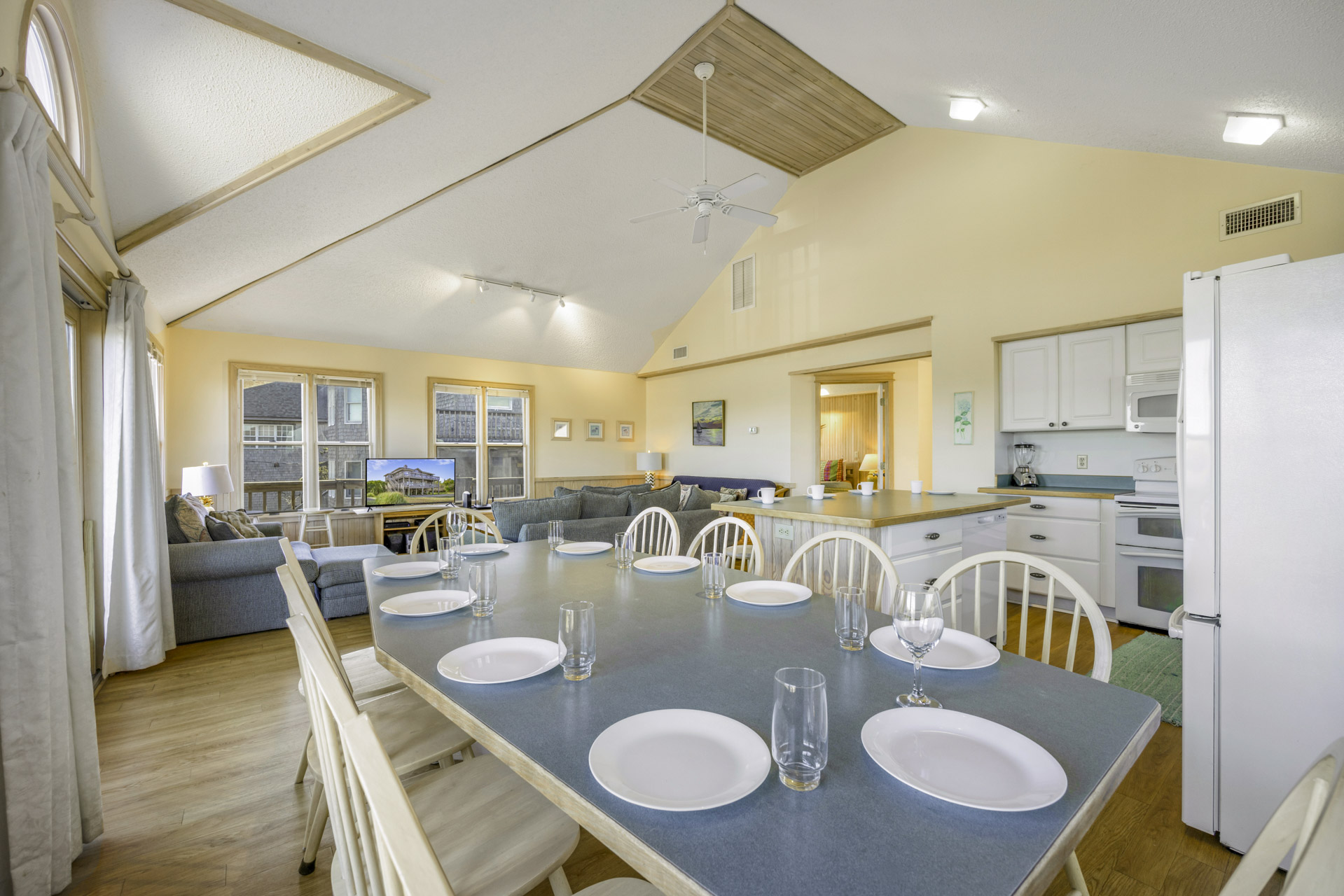 Surf Or Sound Realty 113 Sea Biscuit Dining Area 3