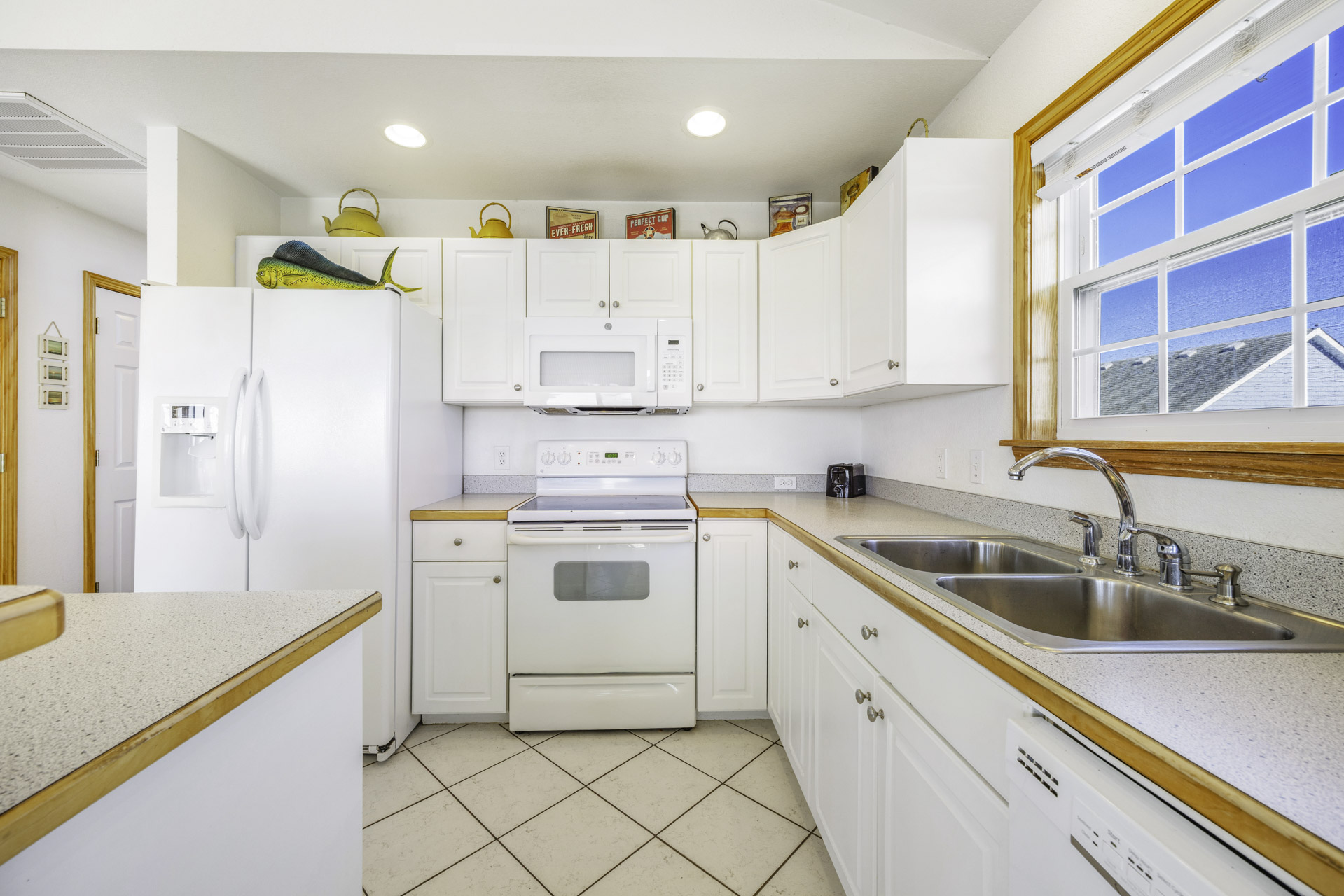 Surf Or Sound Realty 476 Changes In Attitude Kitchen 2