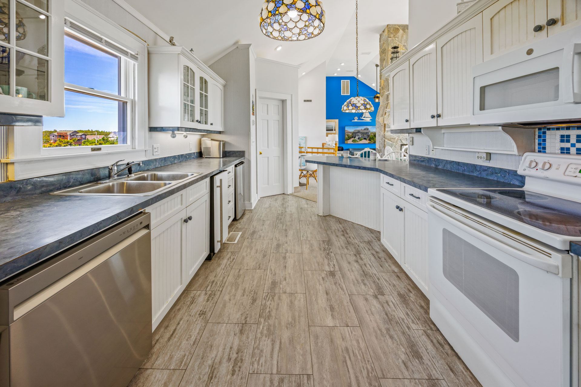 Surf Or Sound Realty 1040 Dolphin's Watch Kitchen 3