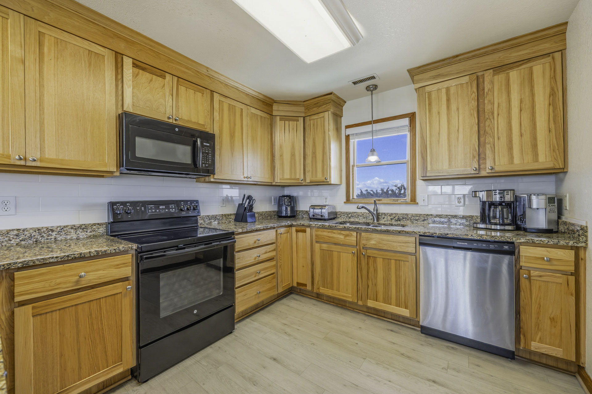 Surf Or Sound Realty 201 Blue Waves Kitchen 3