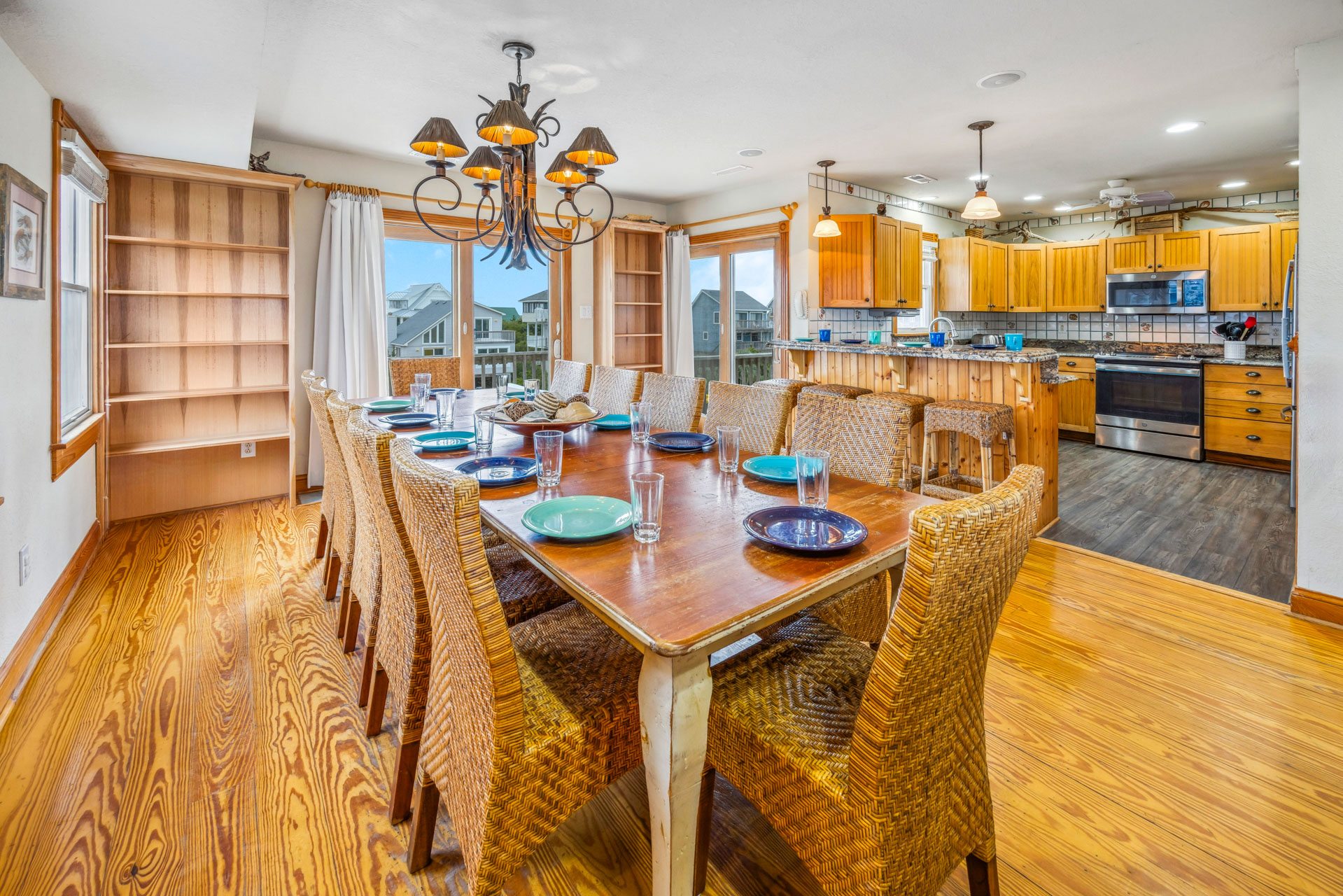Surf Or Sound Realty 594 Hatteras Escape Dining Area 4