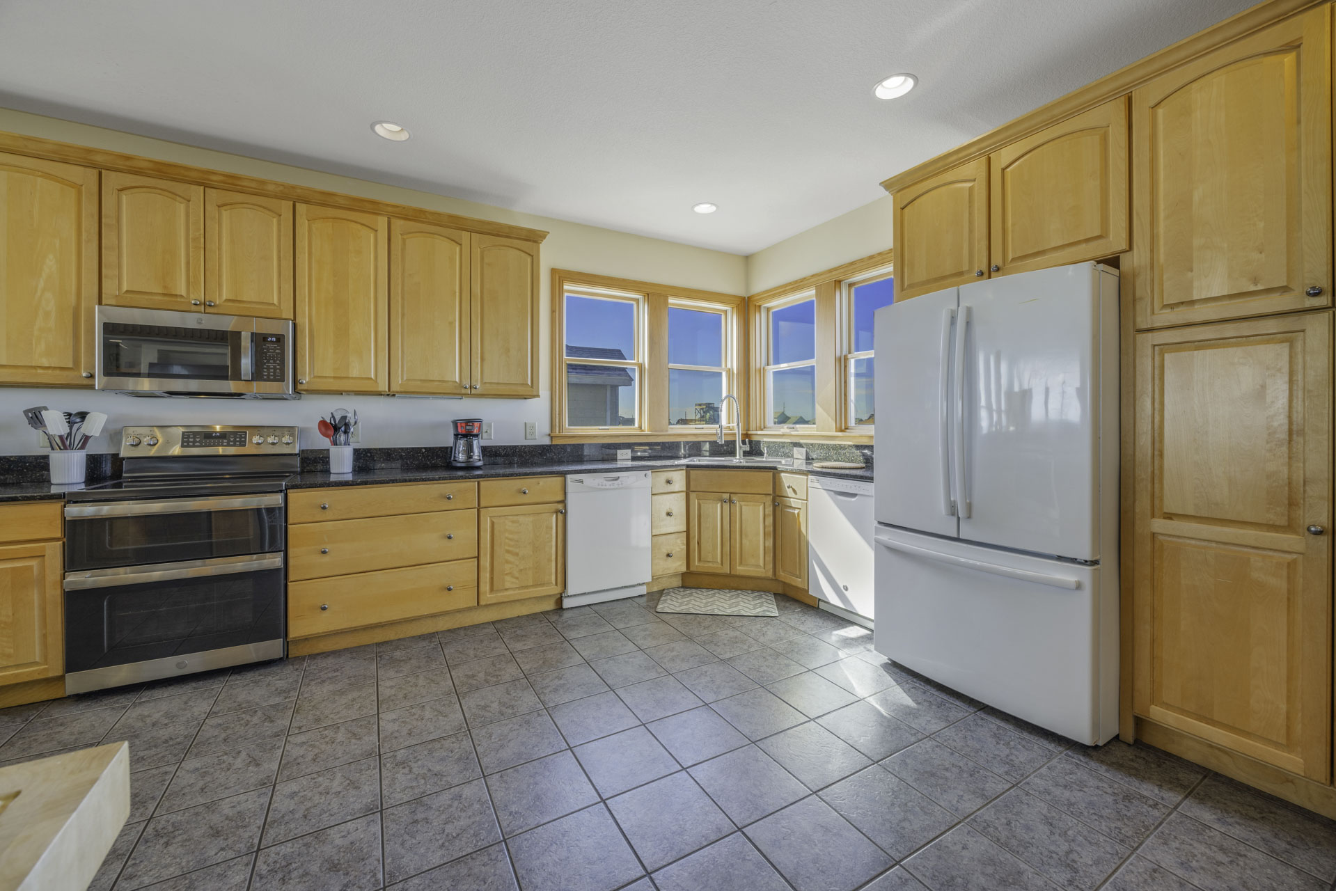 Surf Or Sound Realty 369 Sea Mist Kitchen 2