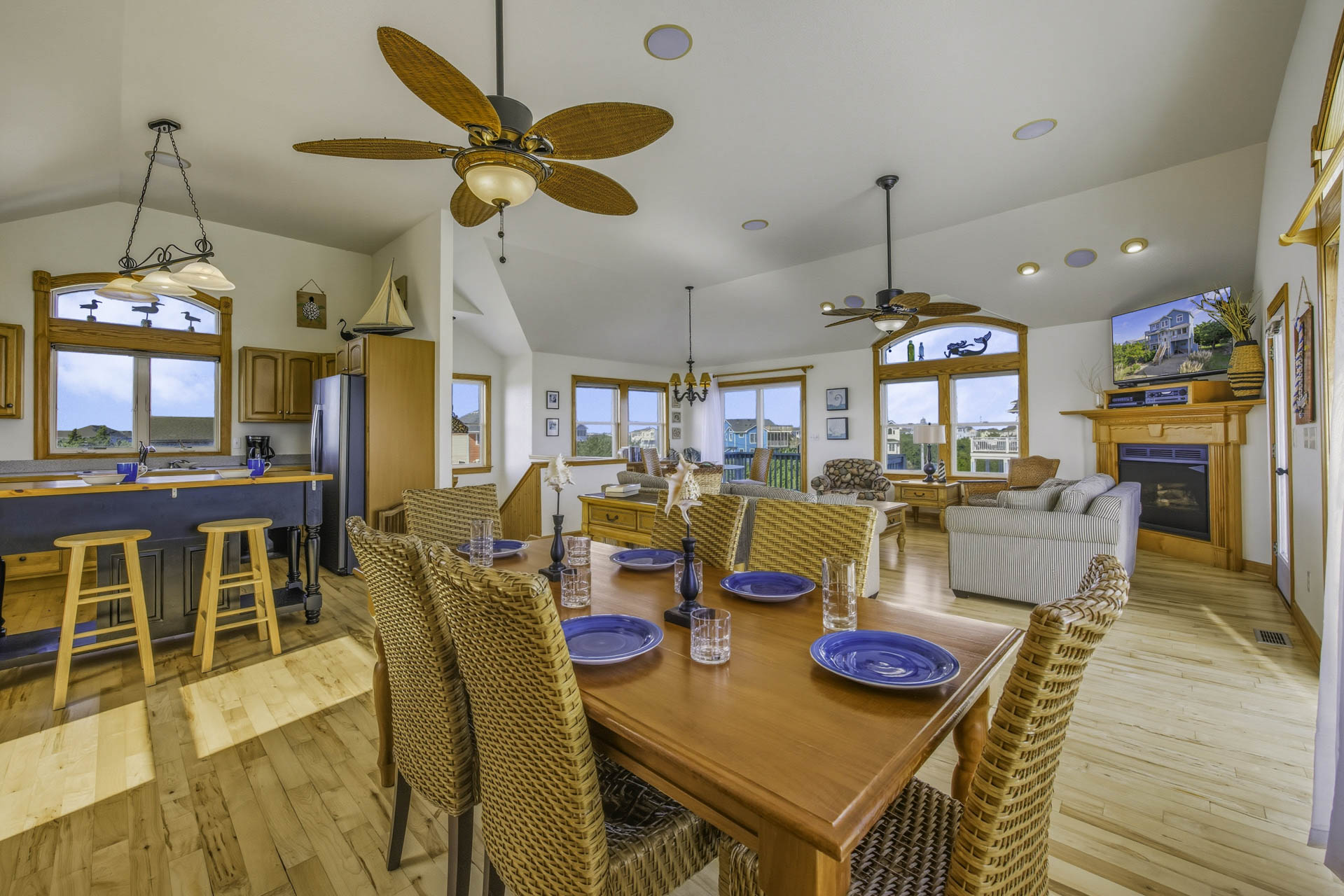 Surf Or Sound Realty 451 Five Fathoms Dining Area 2