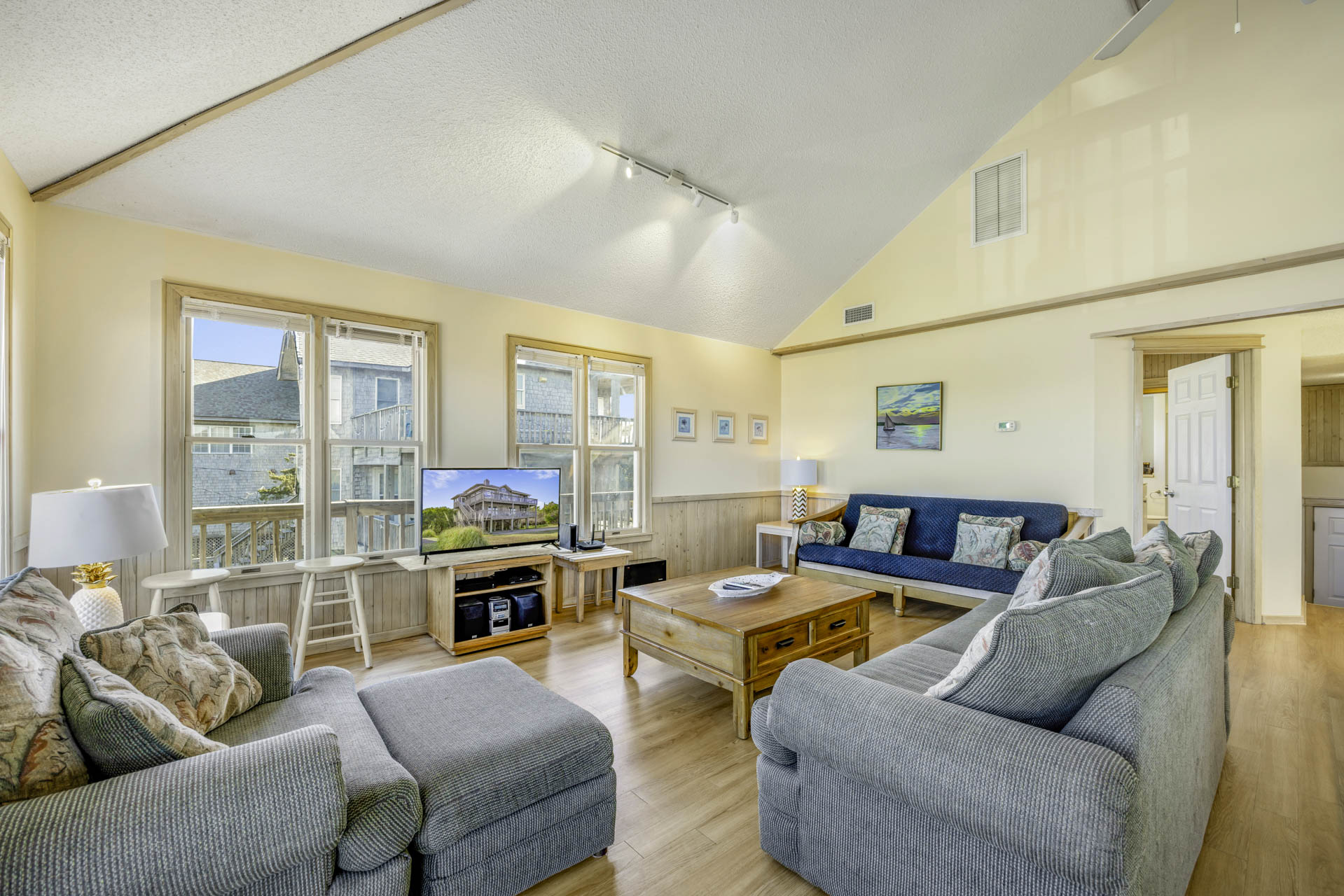 Surf Or Sound Realty 113 Sea Biscuit Great Room 1