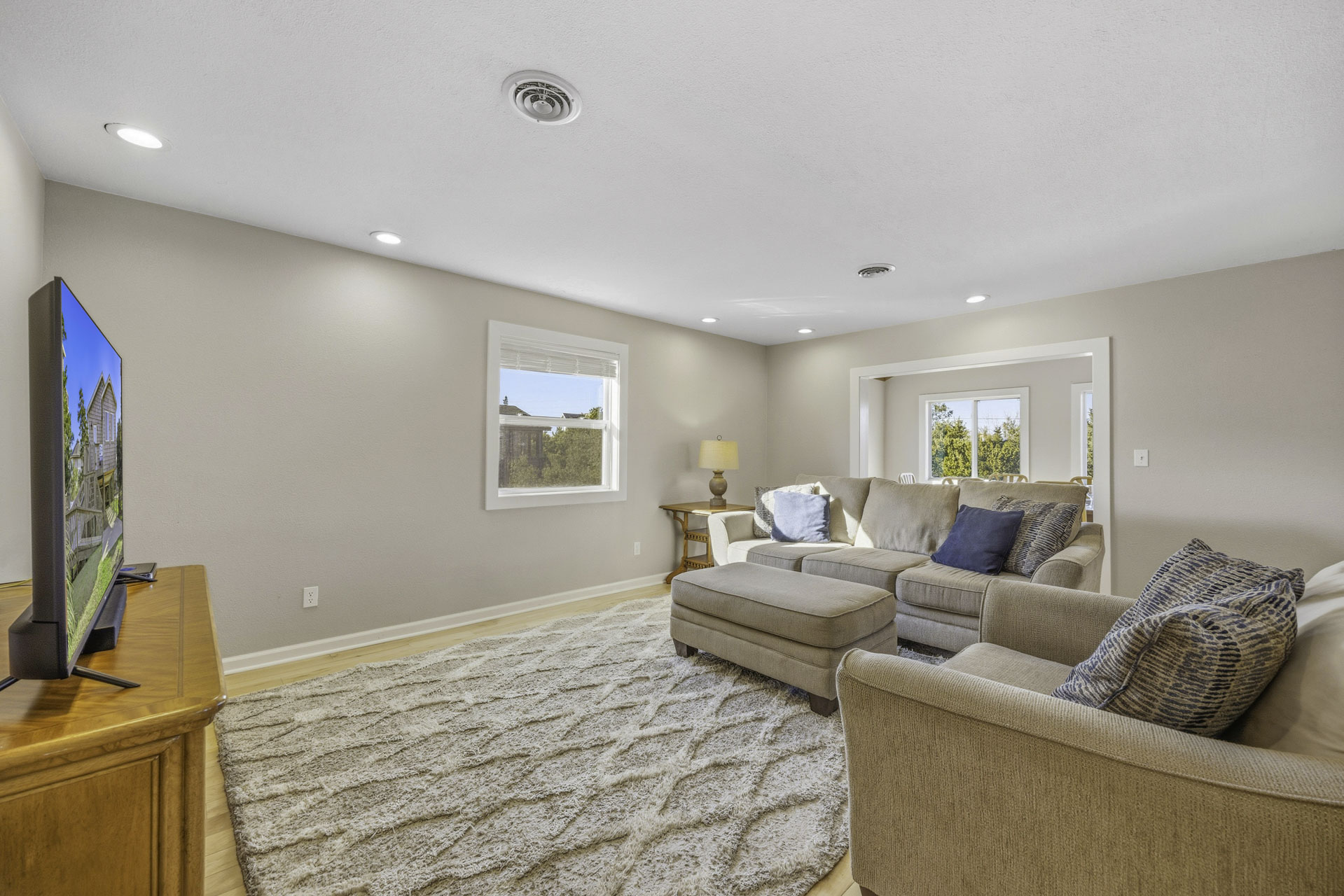 Surf Or Sound Realty 922 Soulshine Great Room 1