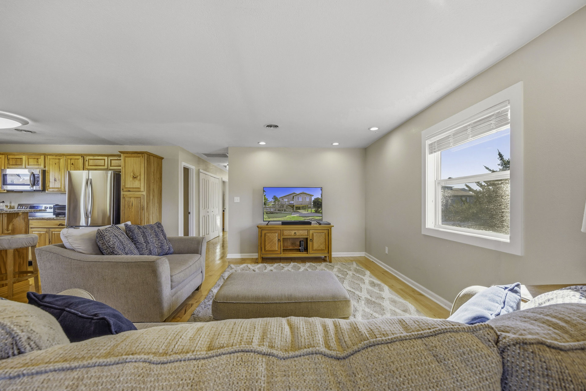 Surf Or Sound Realty 922 Soulshine Great Room 4