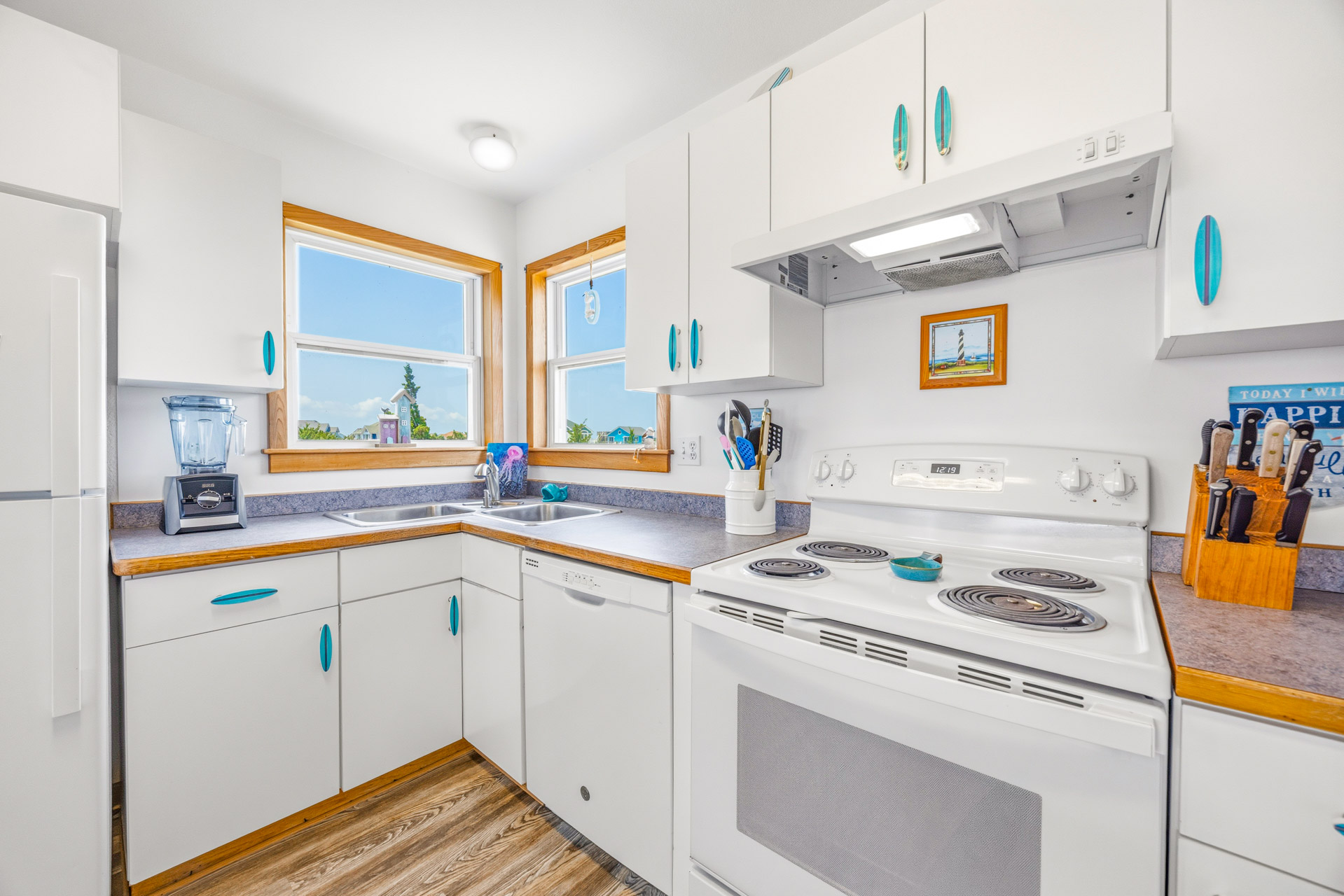 Surf Or Sound Realty 947 Creative Image Kitchen 3