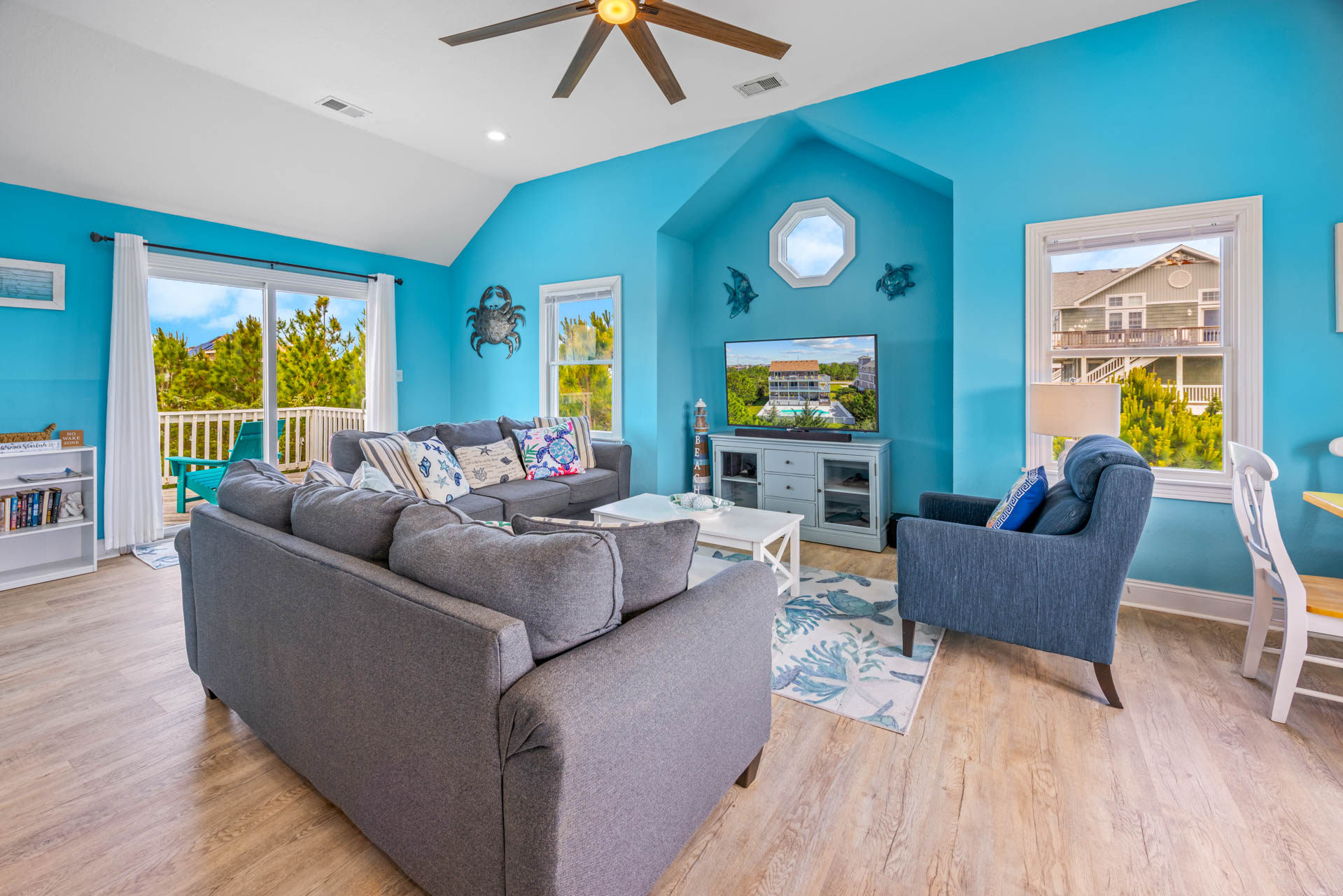 Surf Or Sound Realty 452 Isle Be Breezy Great Room 1