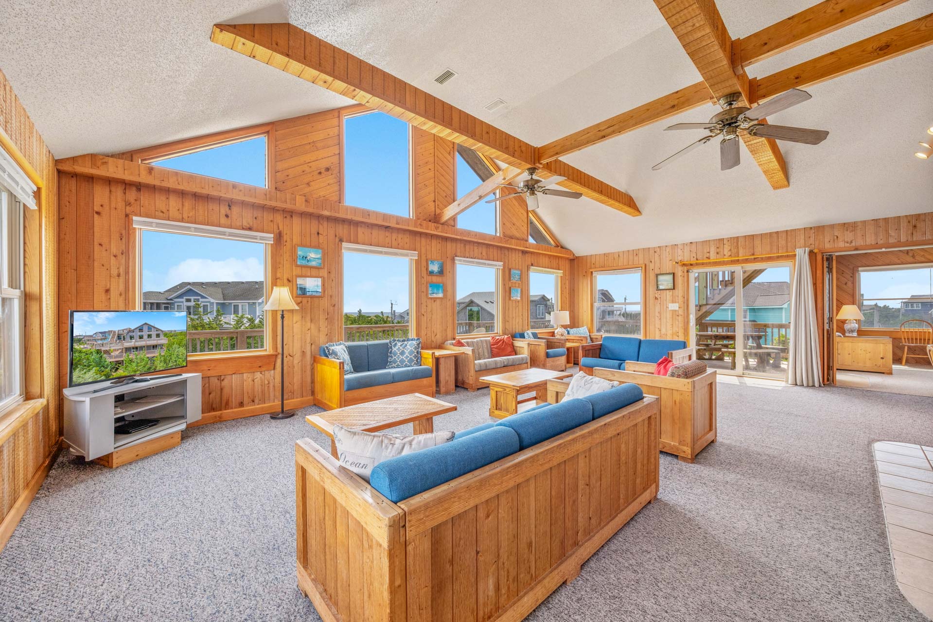 Surf Or Sound Realty 33 Sand Flea Great Room 1
