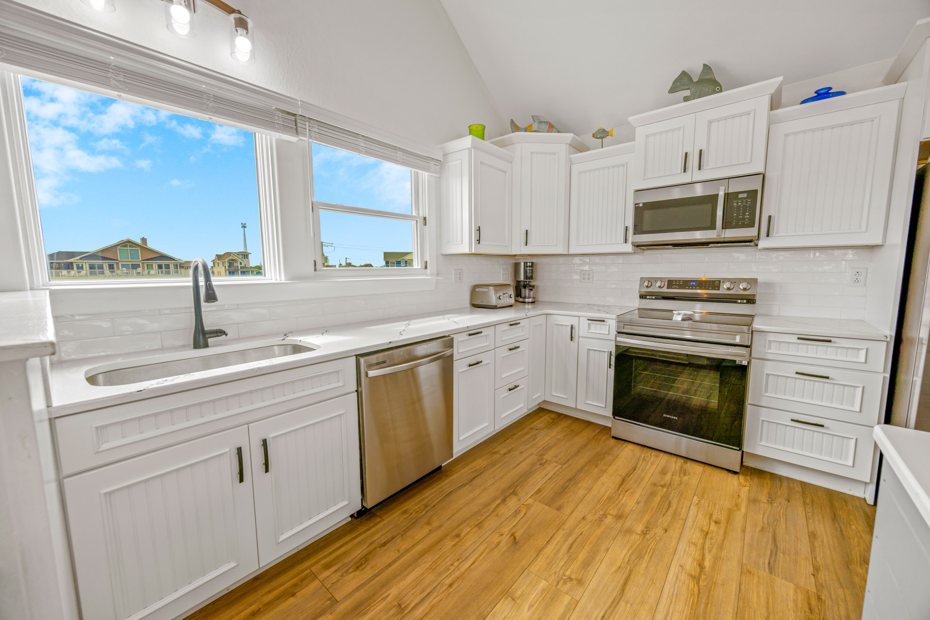 Surf Or Sound Realty 952 Hatteras Jack Kitchen 4